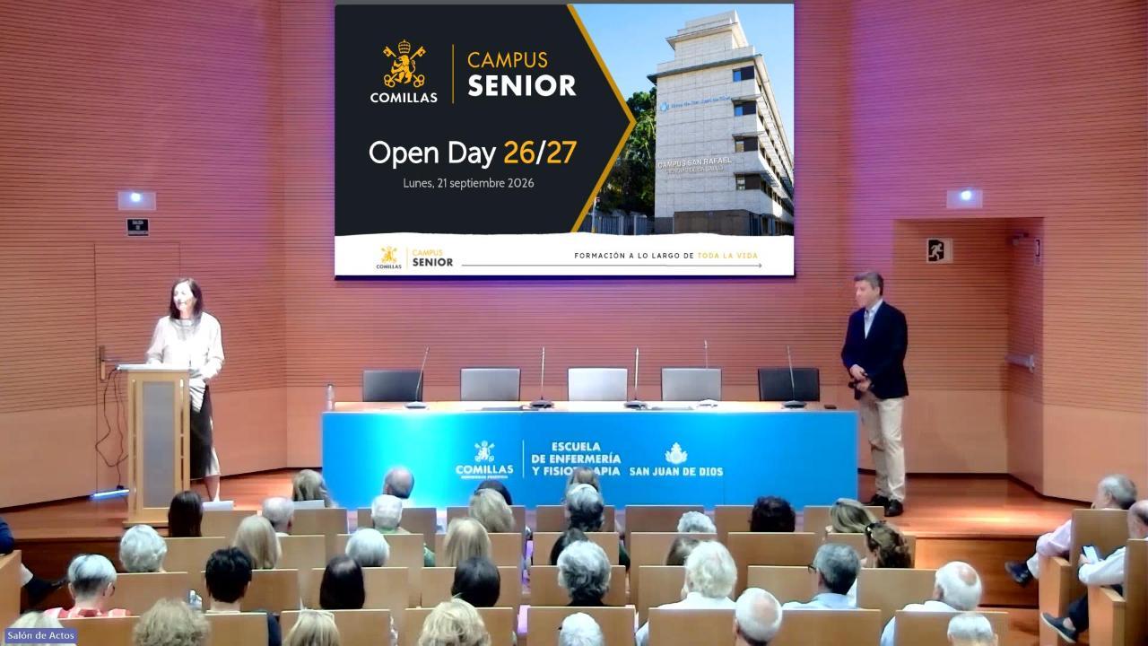 Un evento de presentación en el Campus Senior de la Universidad Comillas con asistencia de personas en el auditorio.
