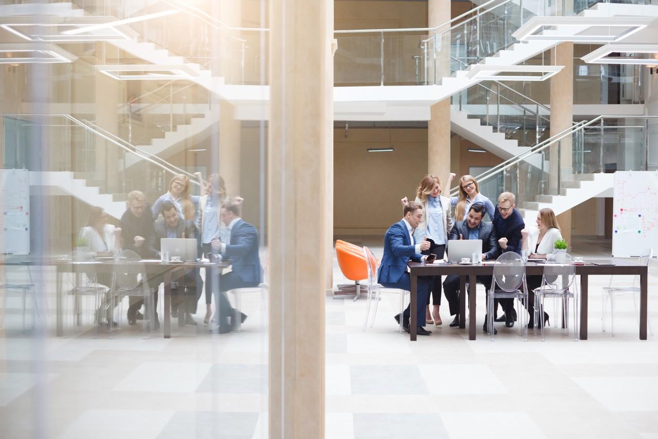 Un grupo de profesionales colaborando en un entorno de oficina moderno.