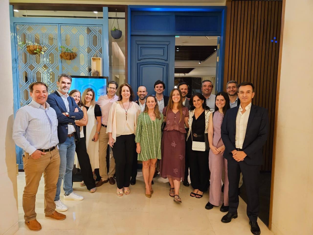 Un grupo de personas posando juntas en un ambiente interior moderno y luminoso.