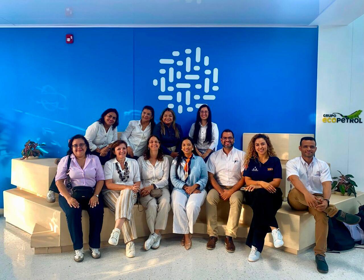 Un grupo de personas posando en un ambiente moderno y luminoso.