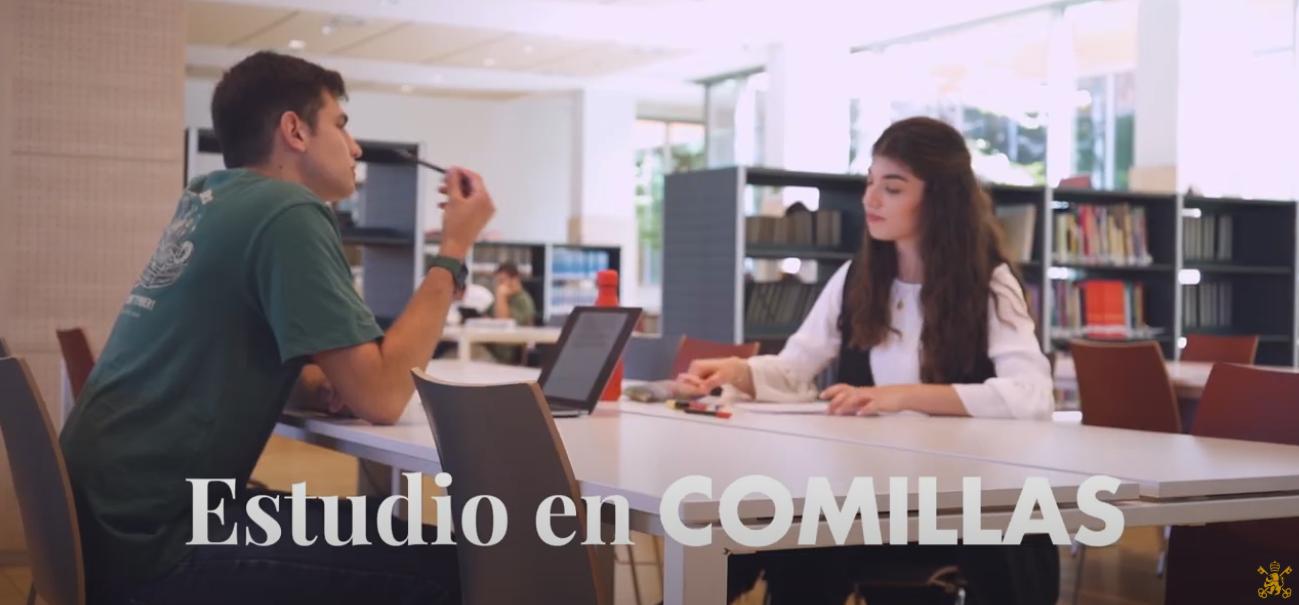Dos estudiantes conversan en un estudio en Comillas.