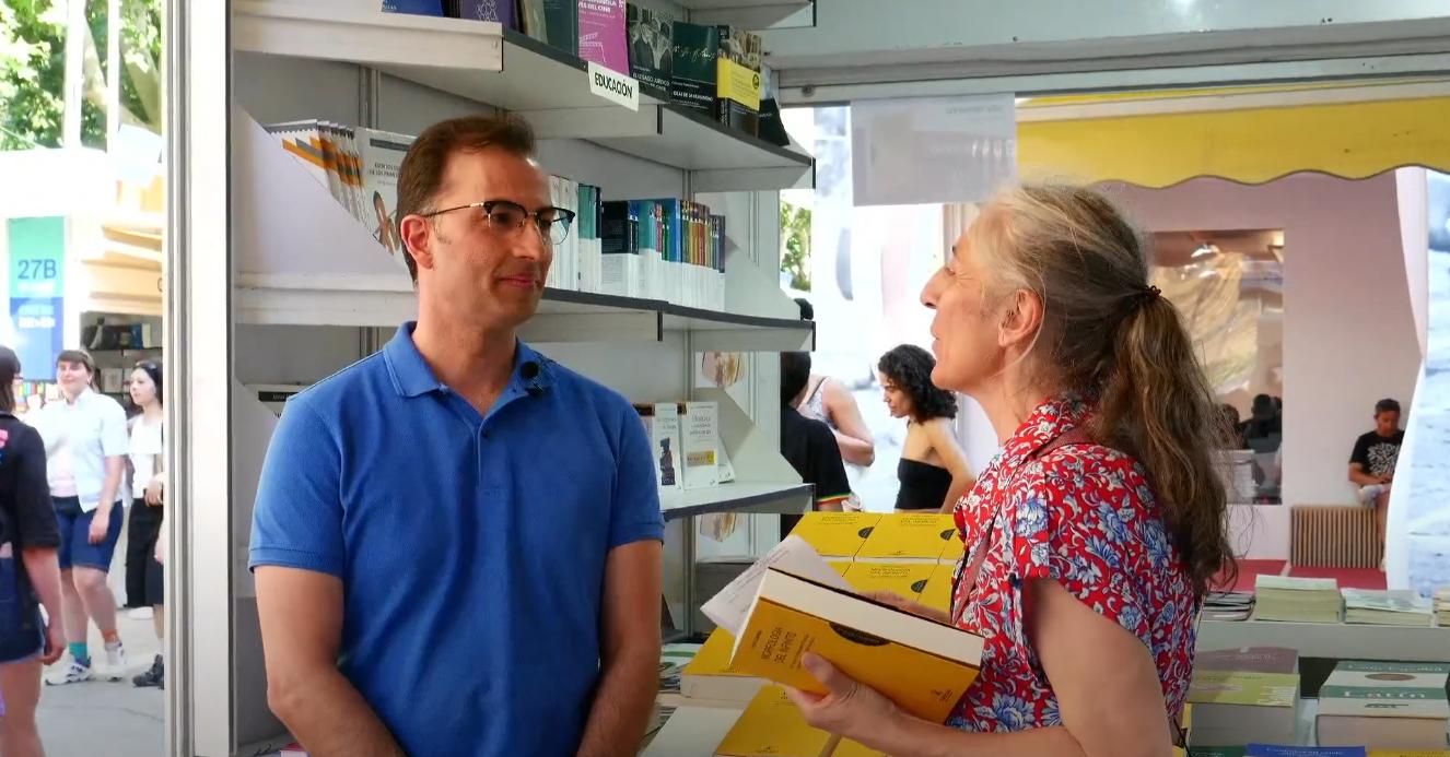 Pedro Castelao es entrevistado en la 83 Feria del Libro de Madrid en la Caseta de la Universidad Pontificia Comillas