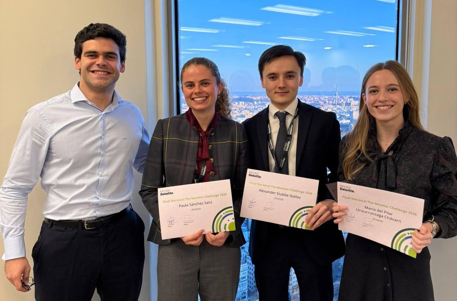 Cuatro jóvenes sostienen certificados en un entorno de oficina con vistas a la ciudad.