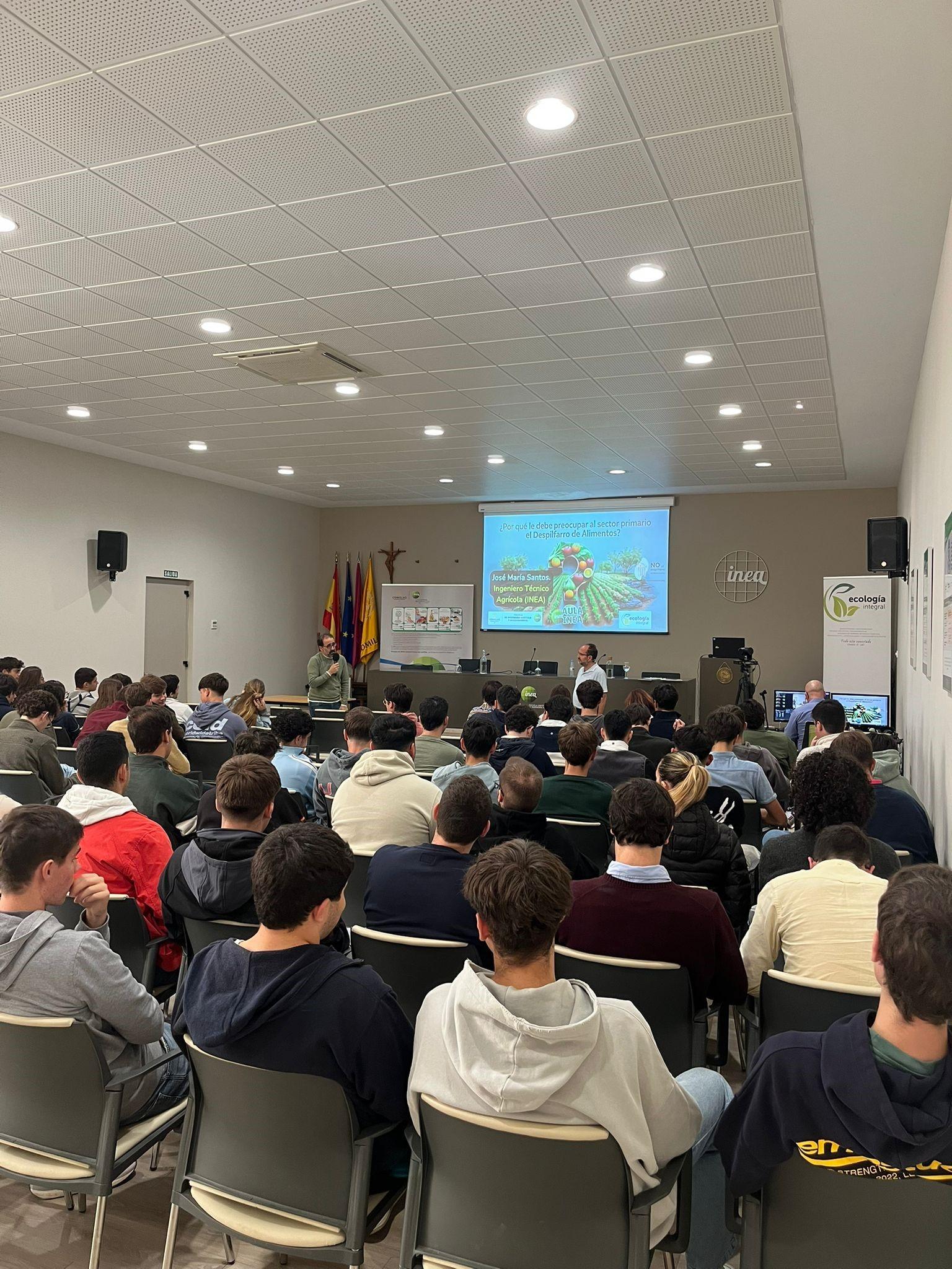 Una sala llena de personas prestando atención a una presentación en un evento.