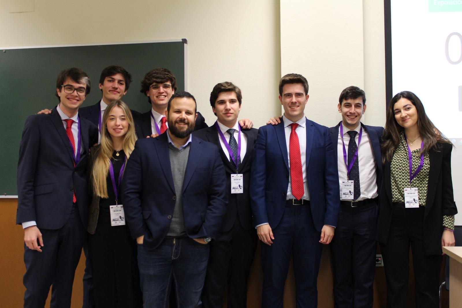 Grupo de jóvenes posando en un evento formal.