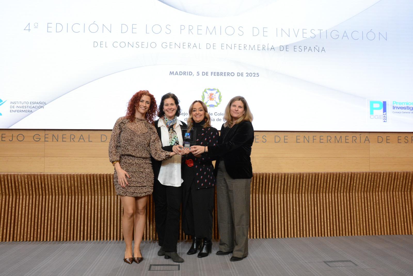 Cuatro mujeres sostienen un trofeo en la 4ª edición de los Premios de Investigación del Consejo General de Enfermería de España.