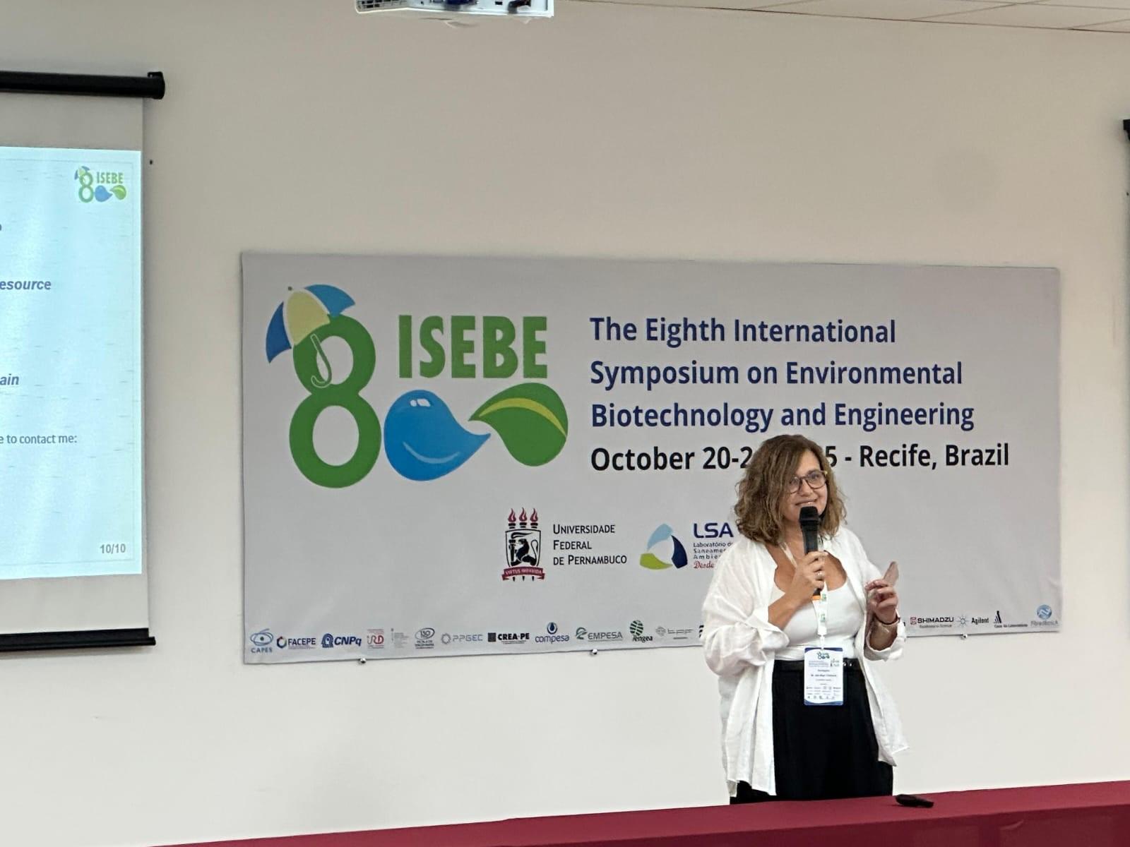Una mujer presenta en un simposio sobre biotecnología ambiental en Recife, Brasil.