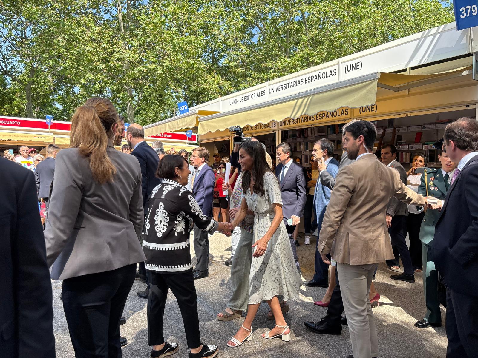 La Reina Letizia saluda a la directora de Publicaciones de la Universidad Pontificia Comillas, Belén Recio Godoy en su visita a la Plaza de la Ciencia y las Universidades en la Feria del libro de Madrid