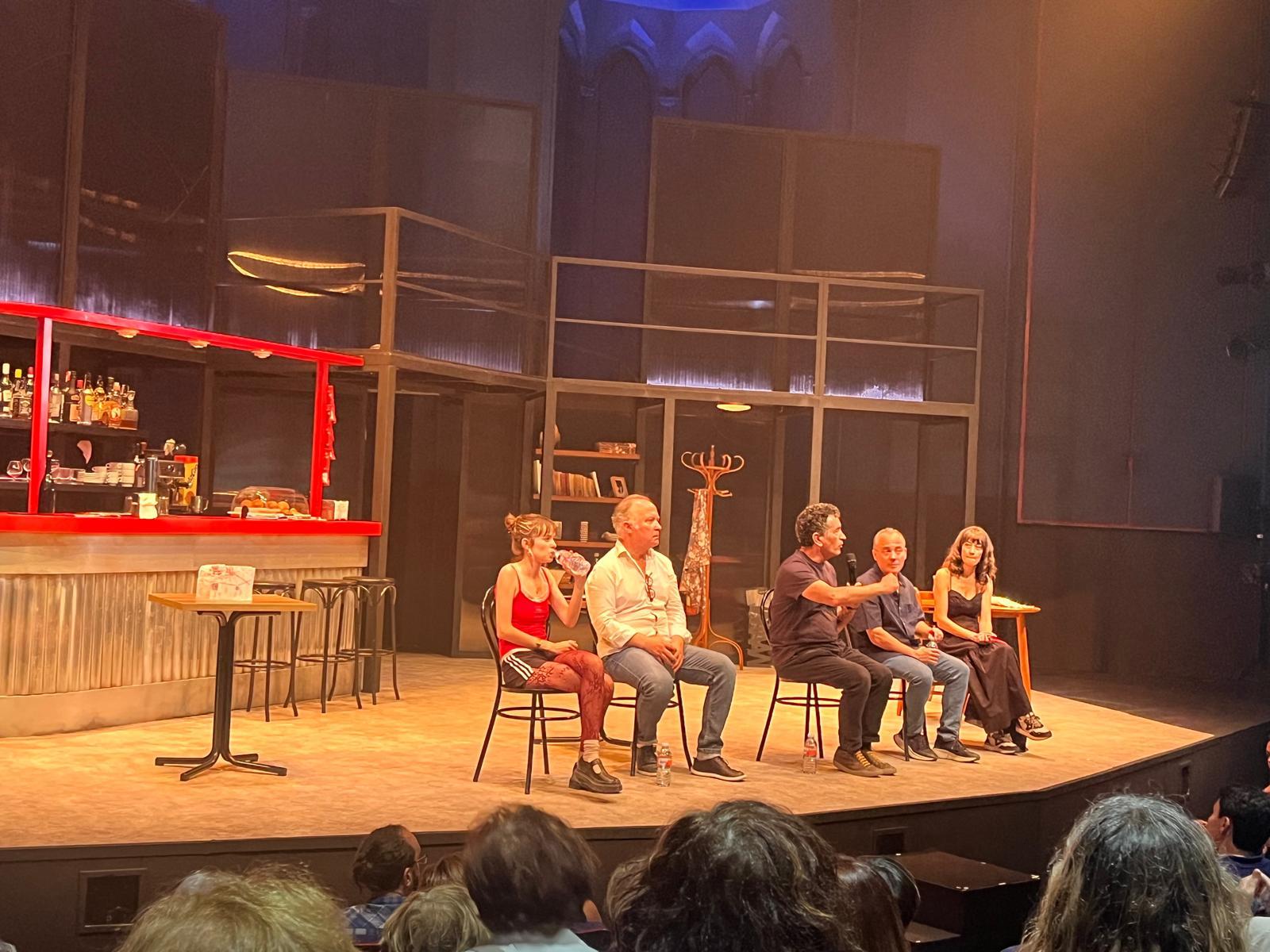 Un grupo de actores en un escenario durante una representación teatral.