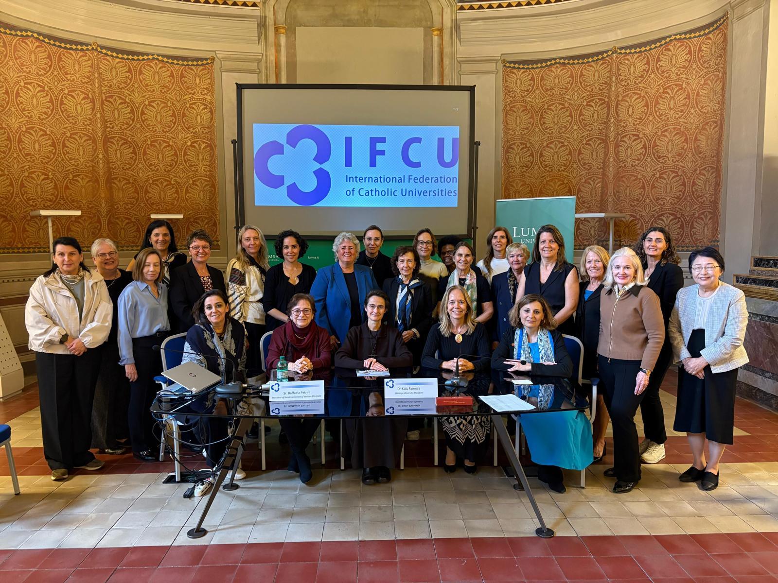 Grupo de personas reunidas en un evento relacionado con la Federación Internacional de Universidades Católicas.