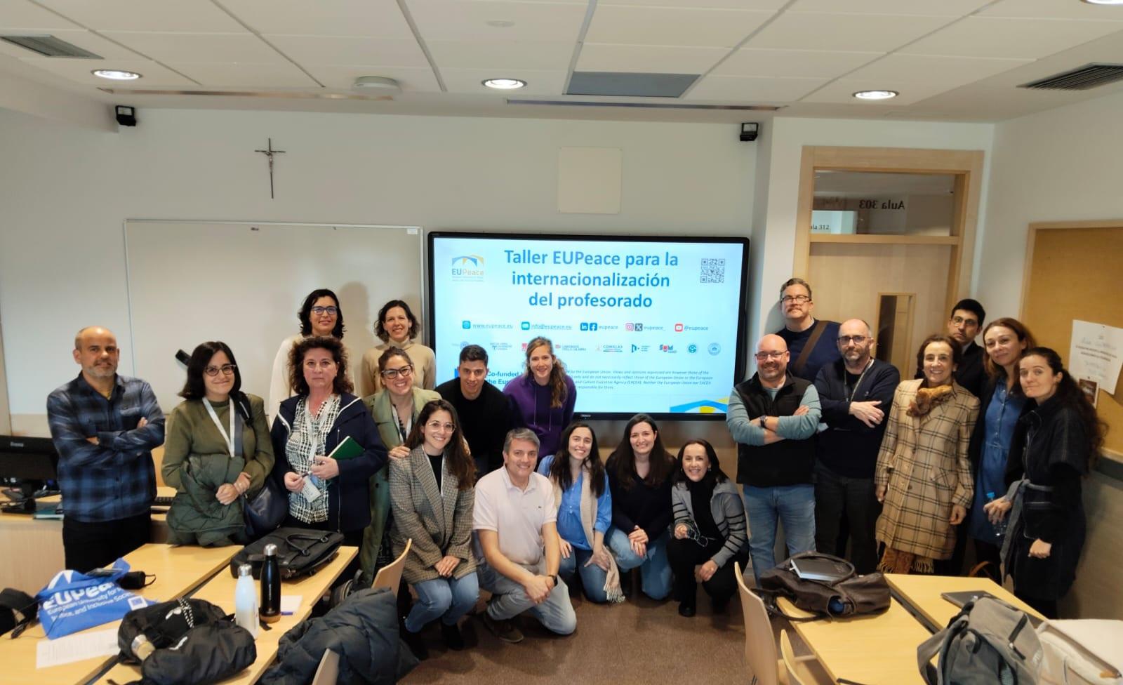 Un grupo de personas posa juntas en un taller sobre la internacionalización del profesorado.