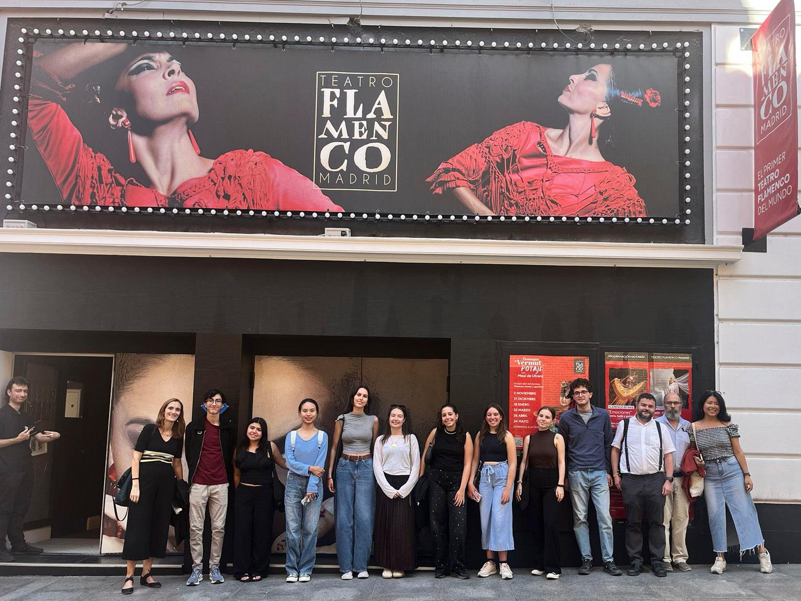Un grupo de personas se encuentra posando frente a un teatro de flamenco en Madrid.
