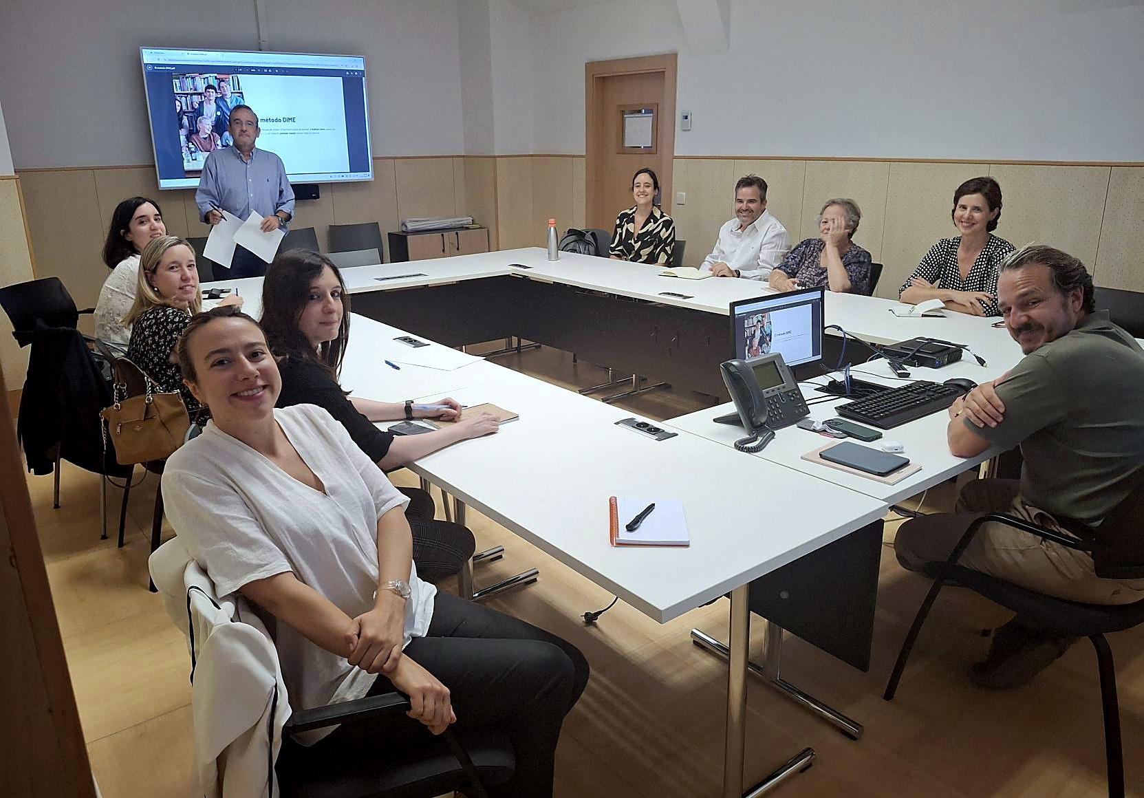 Un grupo de personas se encuentra en una sala de reuniones participando en una presentación.