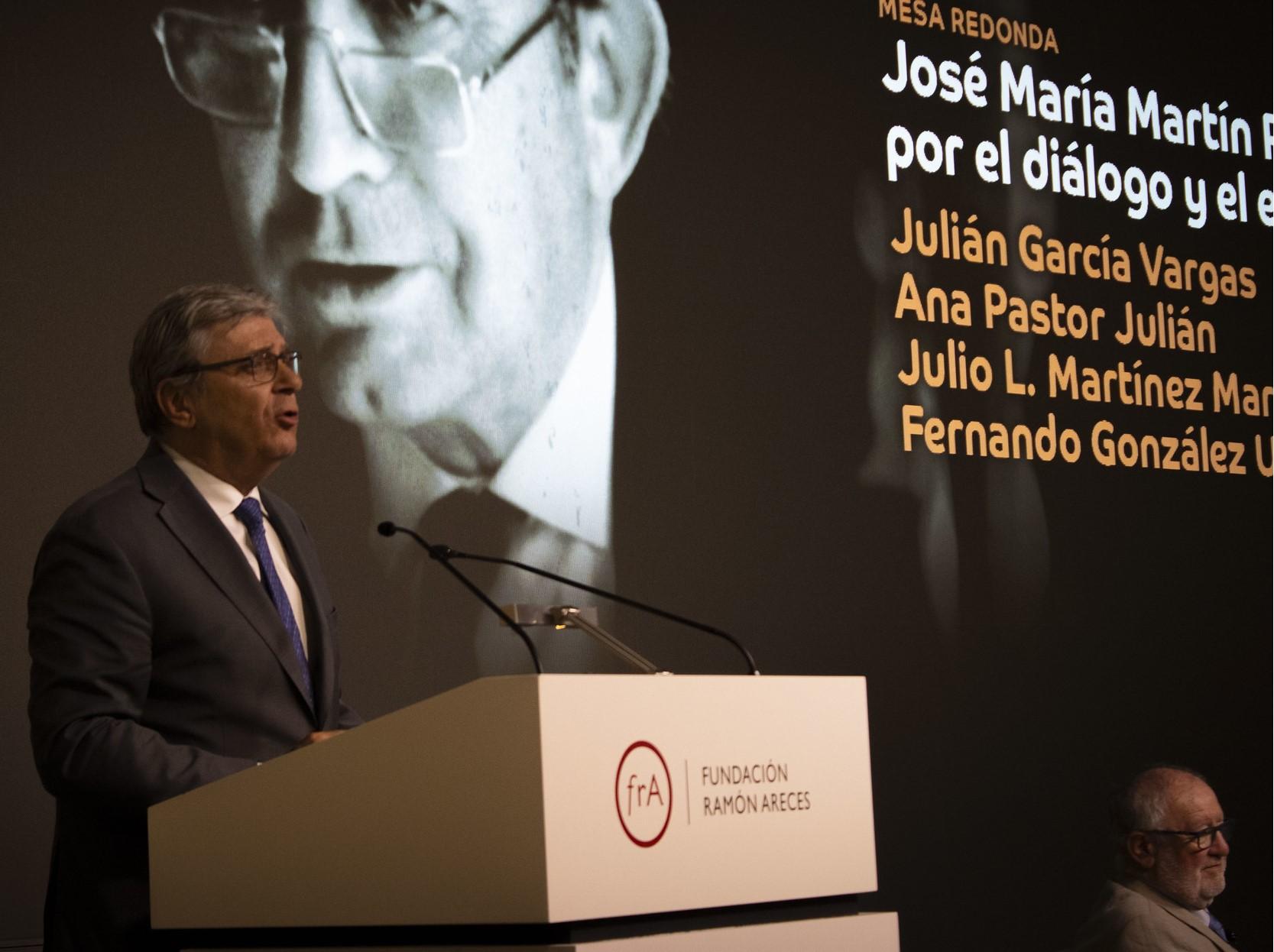 Un orador se dirige a un público durante una mesa redonda en la Fundación Ramón Areces.
