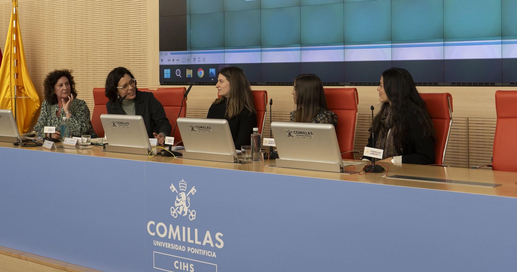 Una mesa redonda en la Universidad Pontificia Comillas con varias ponentes conversando.