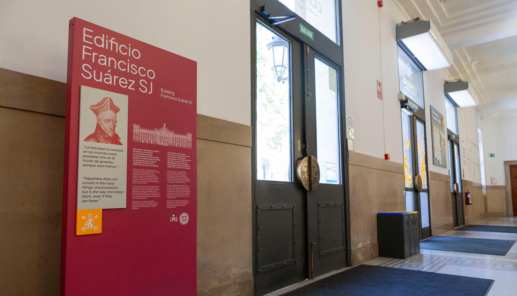 Imagen del interior del edificio Francisco Suárez SJ, donde se puede ver una placa informativa sobre el lugar.