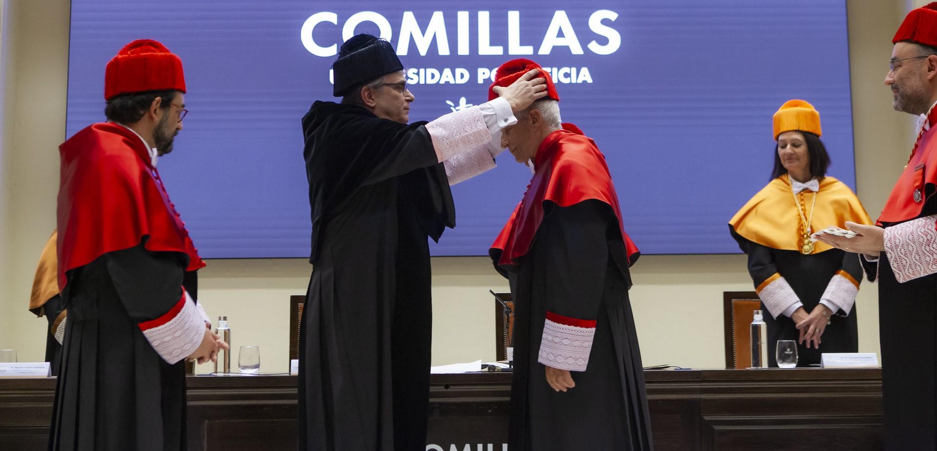 Una ceremonia académica en la que se otorgan becas y títulos en la Universidad Pontificia Comillas.