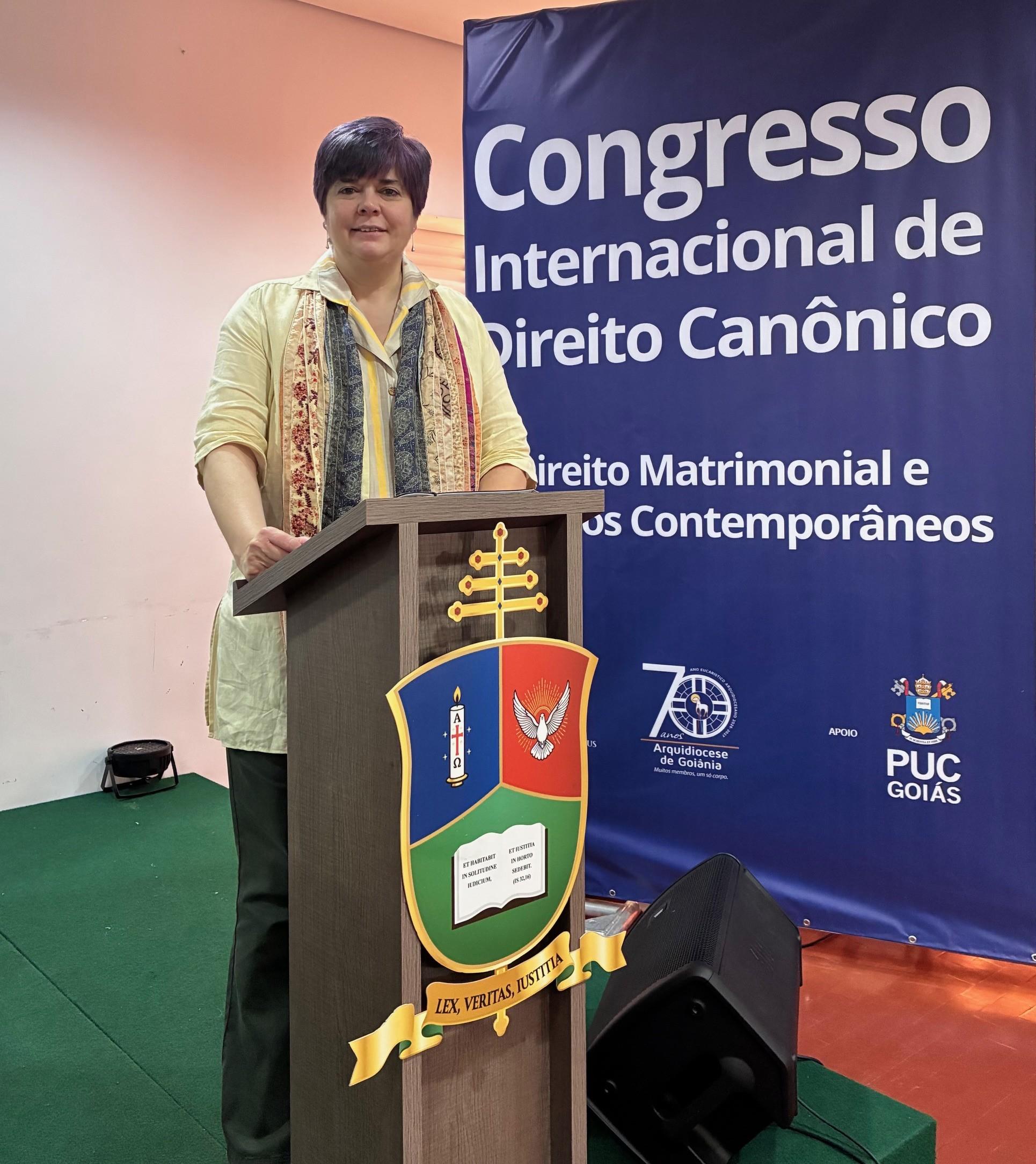 Una persona de pie frente a un podio durante un congreso internacional de derecho canónico.