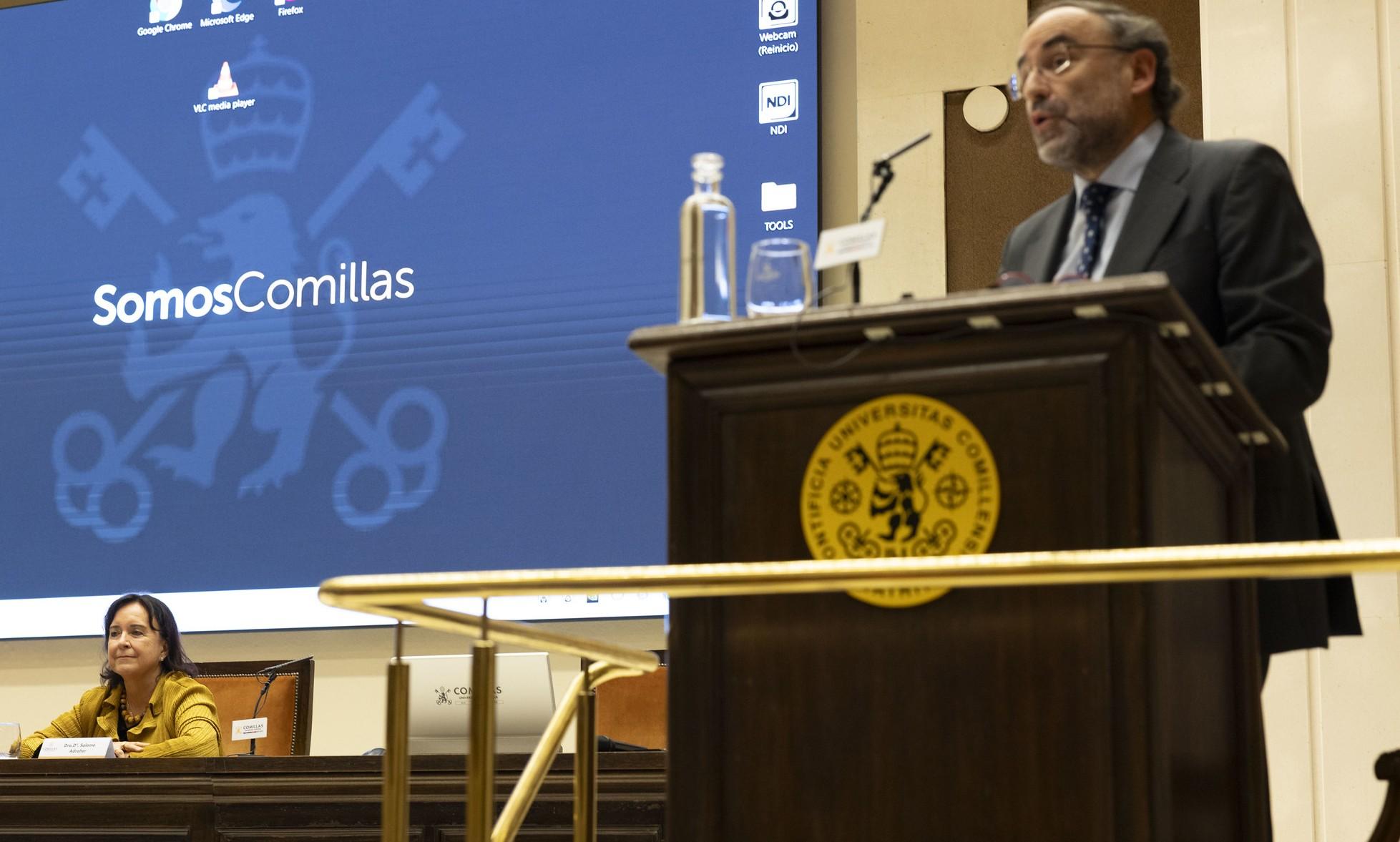 Una conferencia en la que un ponente habla ante un público en una universidad.