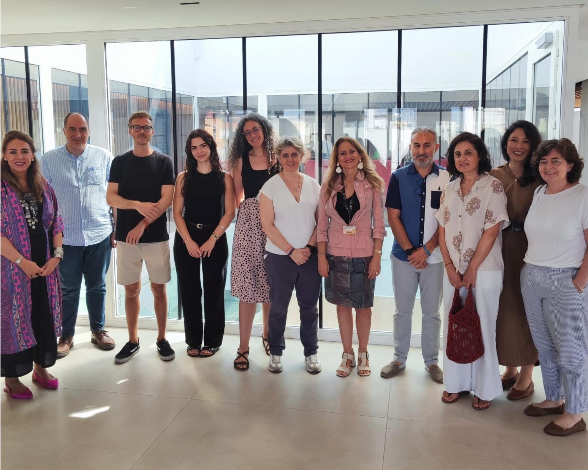 Grupo de personas posando en un espacio luminoso y moderno.