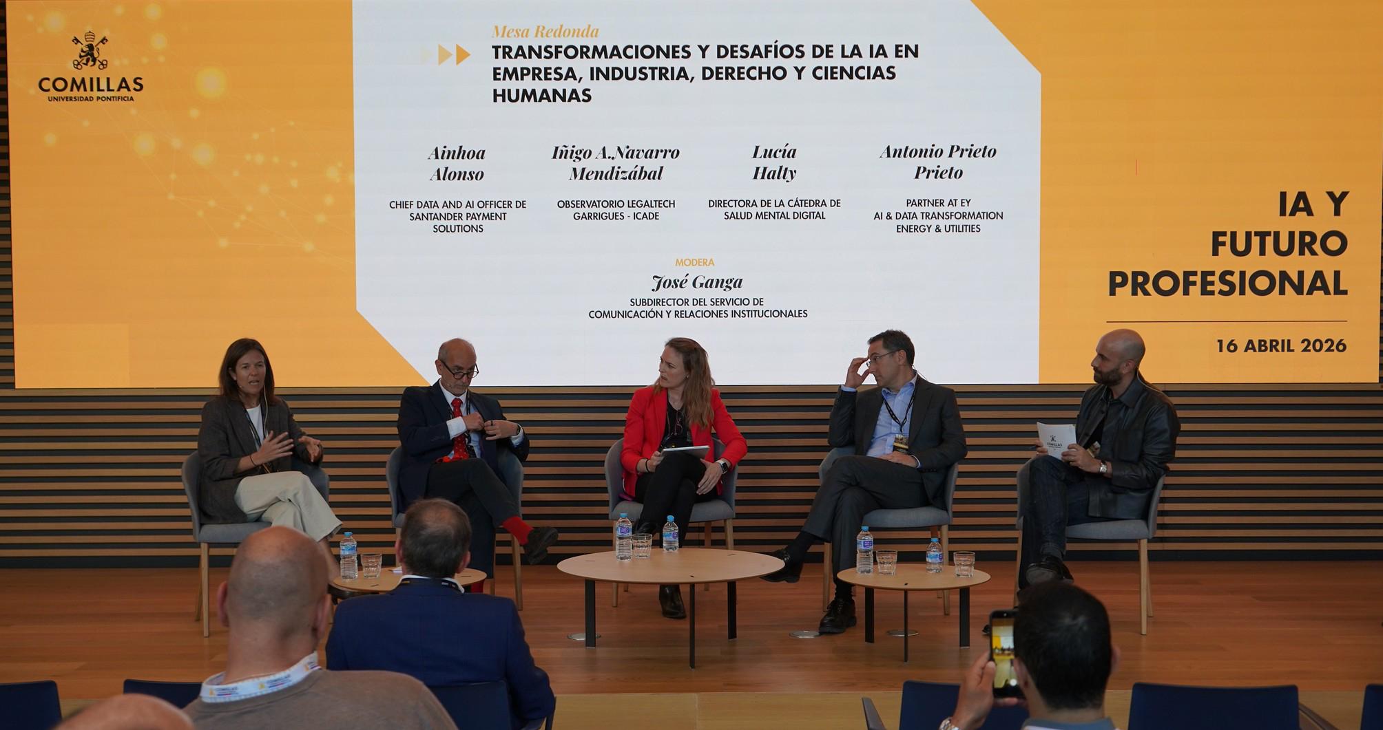 Una mesa redonda sobre los desafíos de la inteligencia artificial en diversas áreas, con varios ponentes discutendo en un escenario.