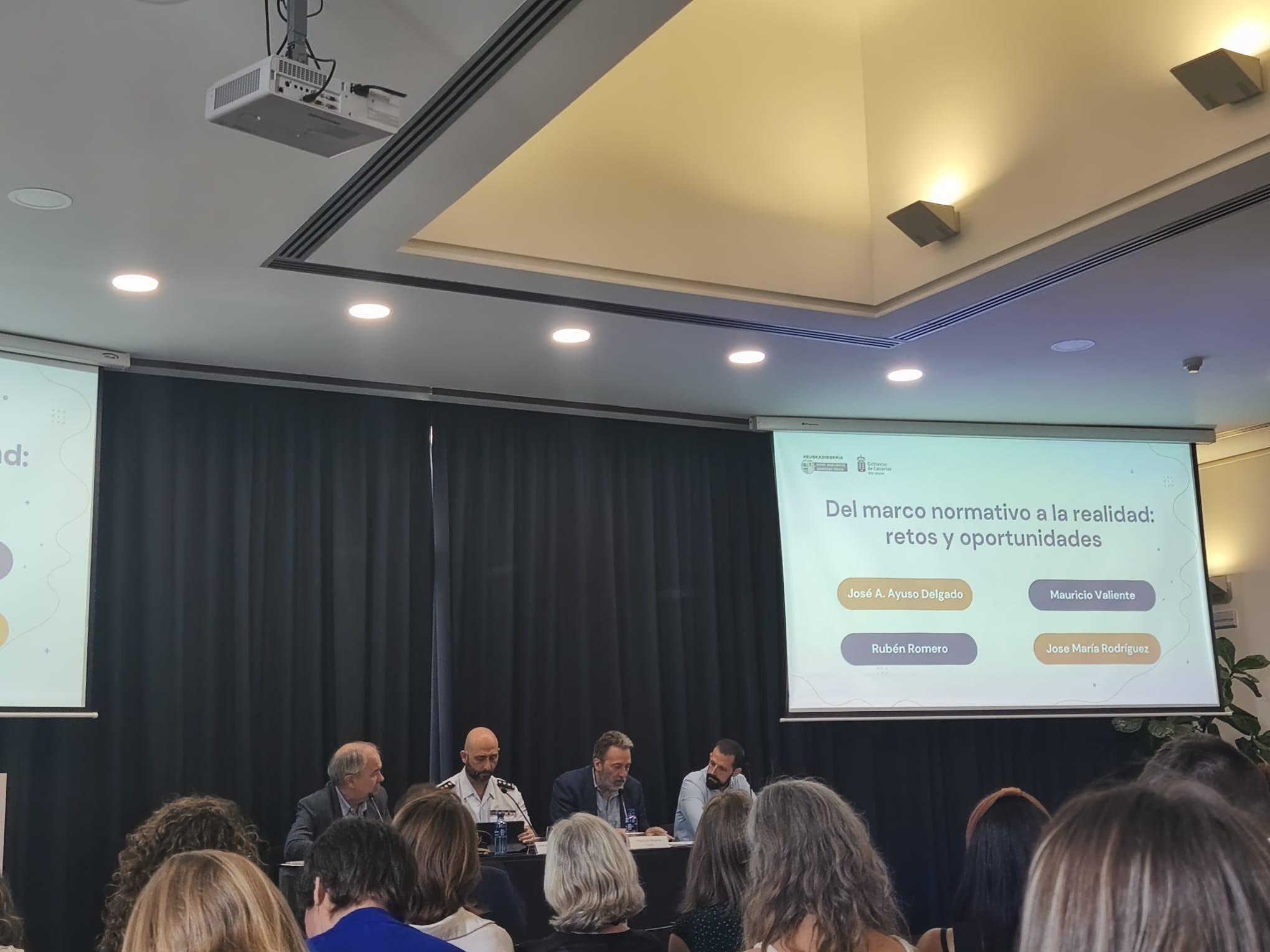 Una mesa redonda en la que varios ponentes discuten sobre los retos y oportunidades del marco normativo en un evento.</