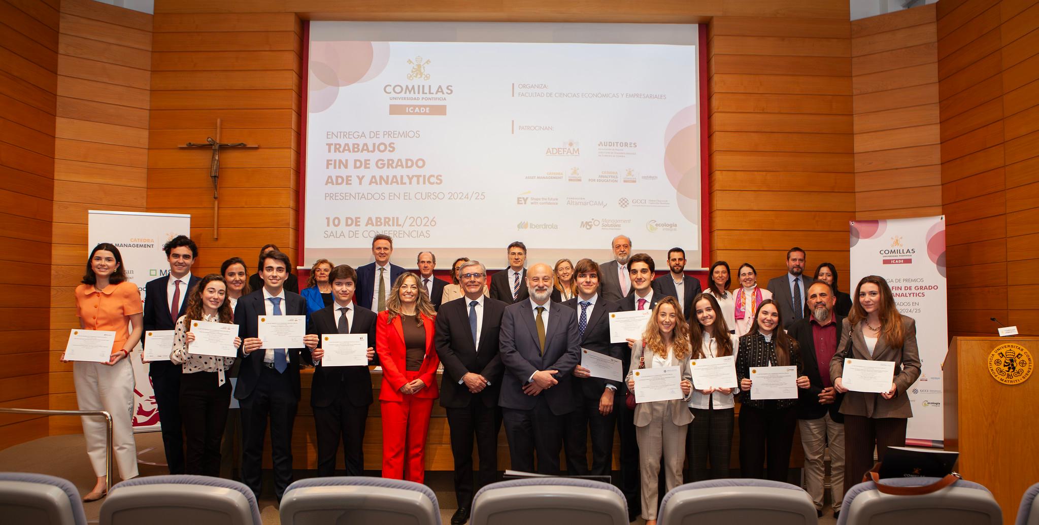 Fotografía de un grupo de personas posando en un evento de entrega de certificados en la Universidad de Comillas.