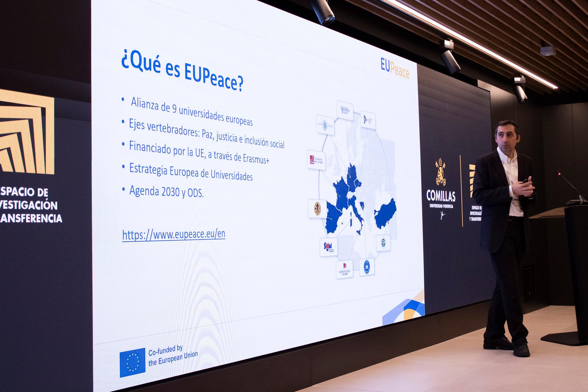Presentación sobre la iniciativa EUPeace en una conferencia.