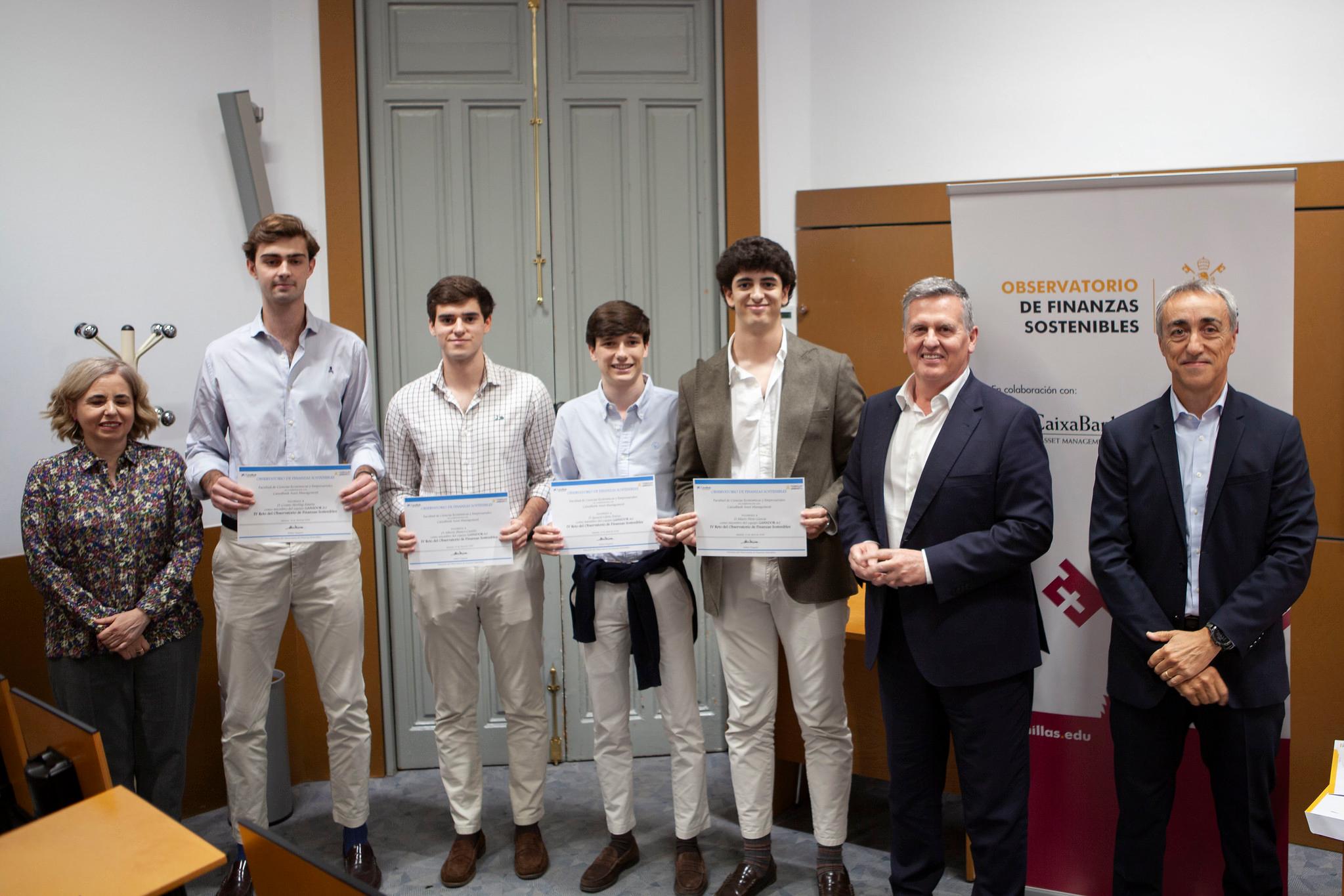 Un grupo de jóvenes estudiantes celebra la entrega de certificados en un evento formal.