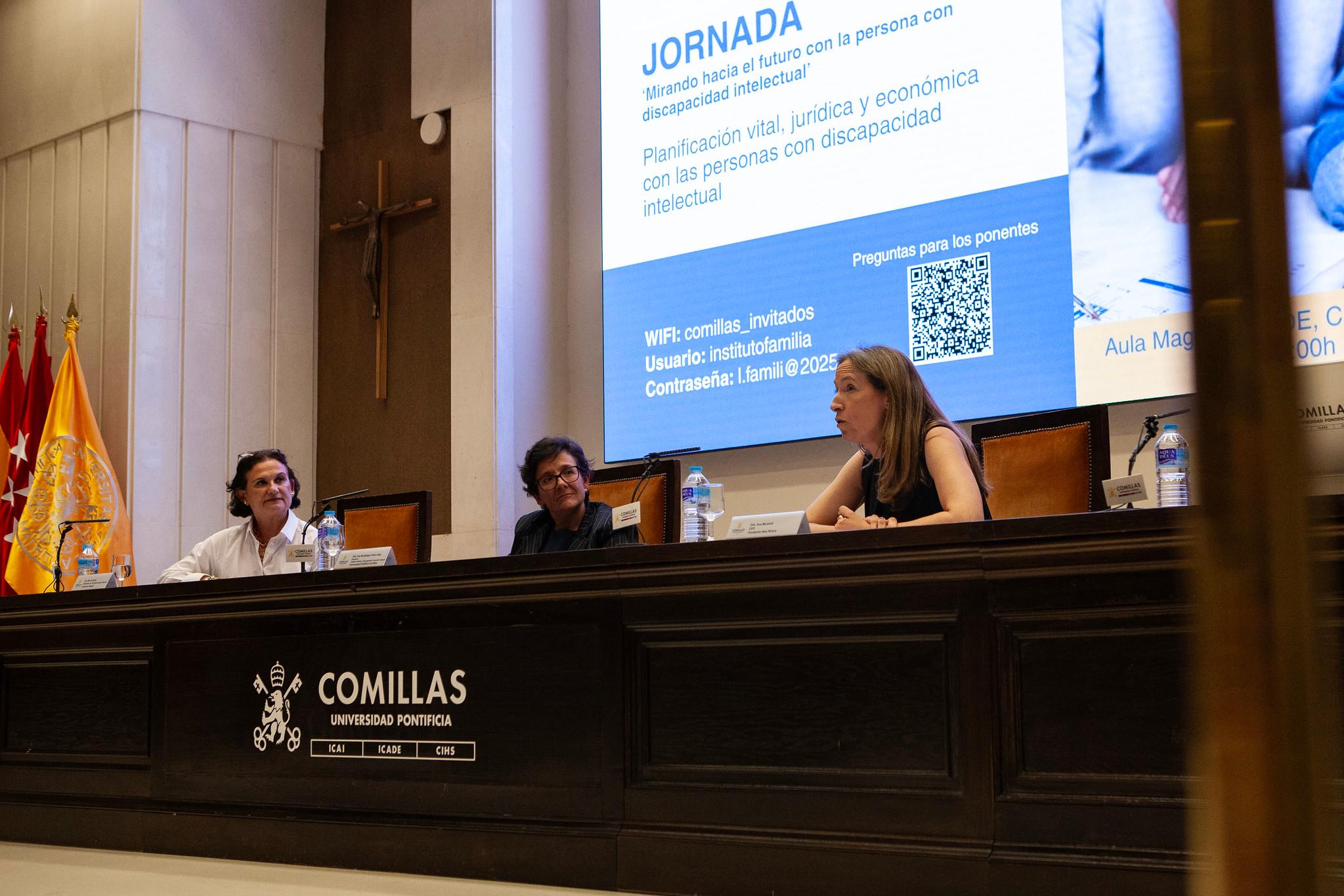 Una mesa redonda sobre la inclusión de personas con discapacidad intelectual en una jornada en la universidad.