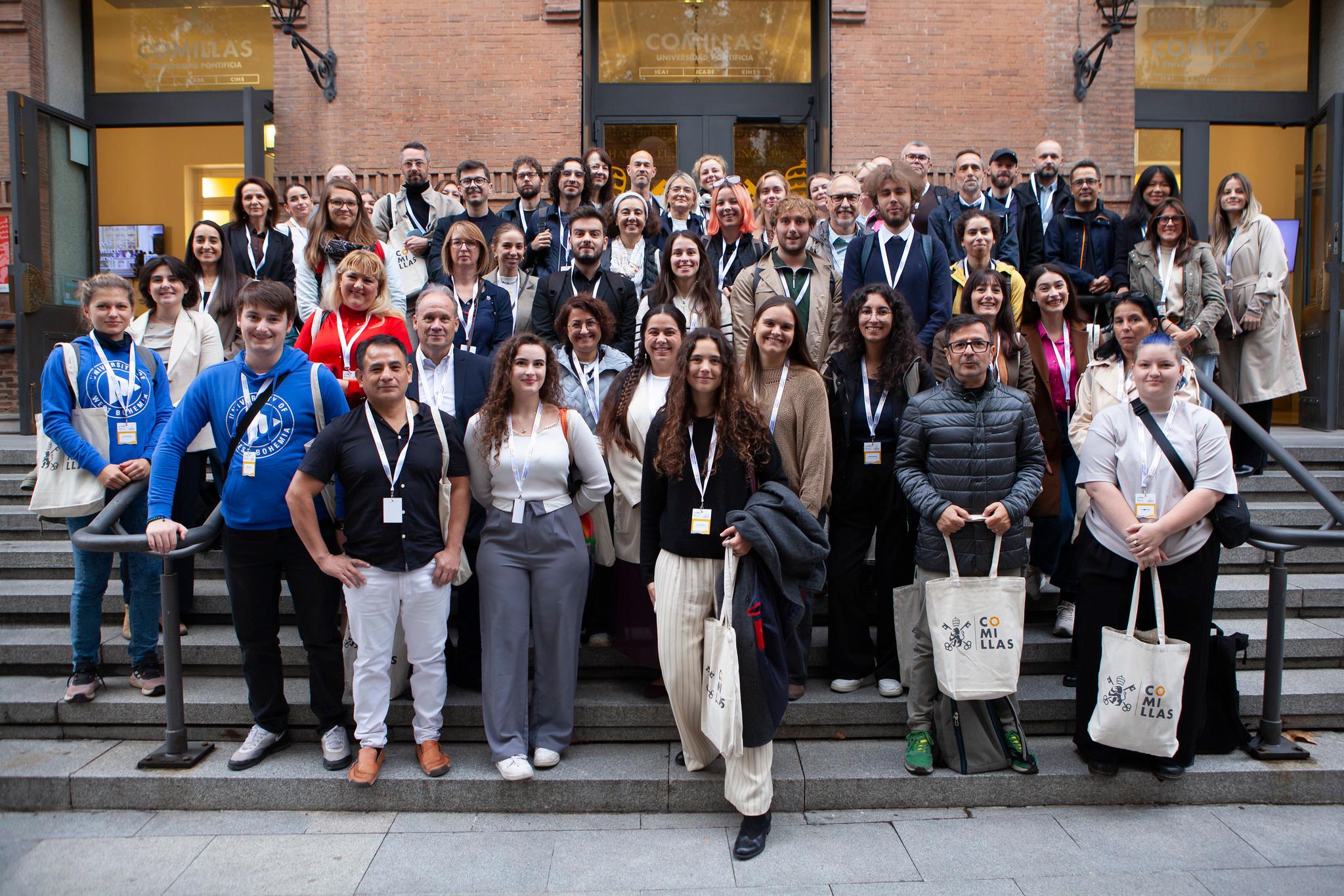 Una multitud de personas posando en grupo en una escalinata de un edificio.