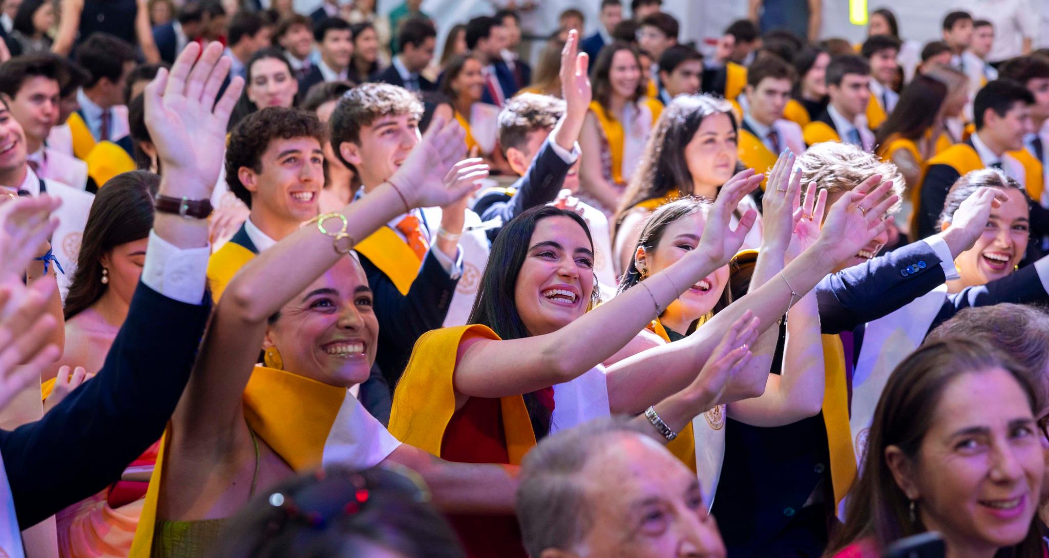Un grupo de estudiantes celebra con alegría durante una ceremonia de graduación.