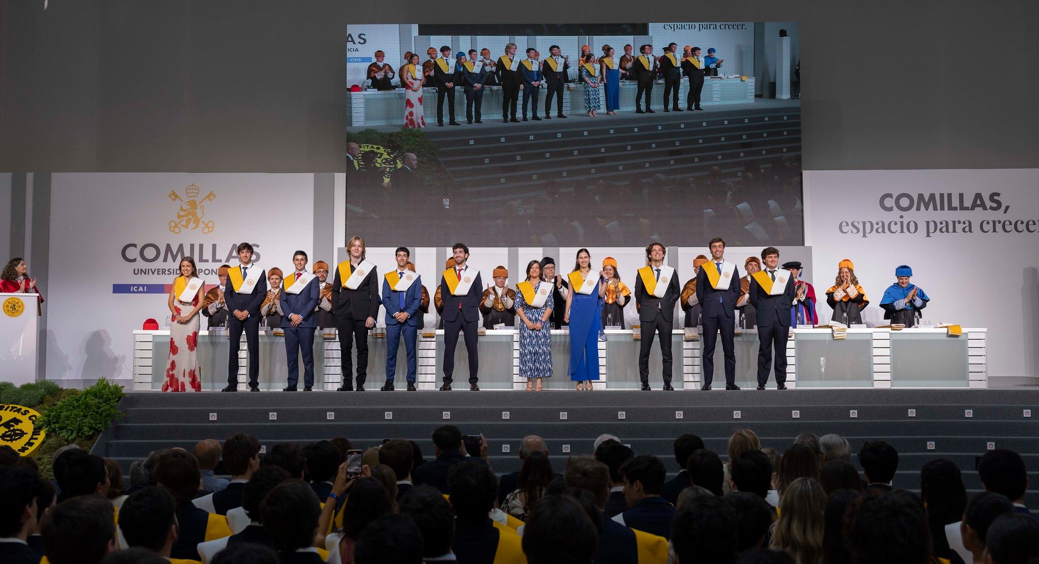 Ceremonia de graduación en la Universidad de Comillas con estudiantes recibiendo sus diplomas.
