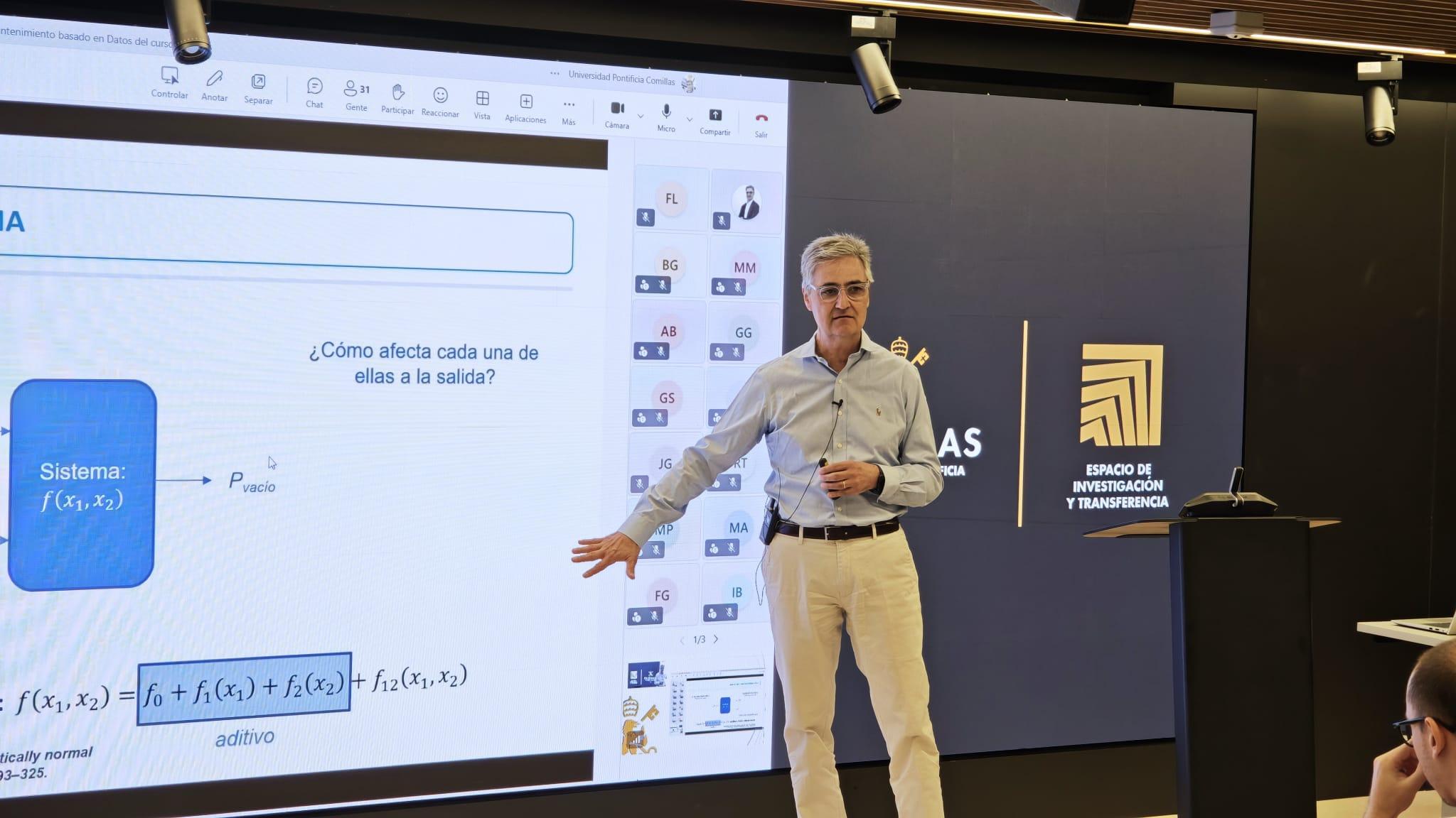 Un hombre explica un concepto en una presentación con diapositivas en una sala de conferencias.