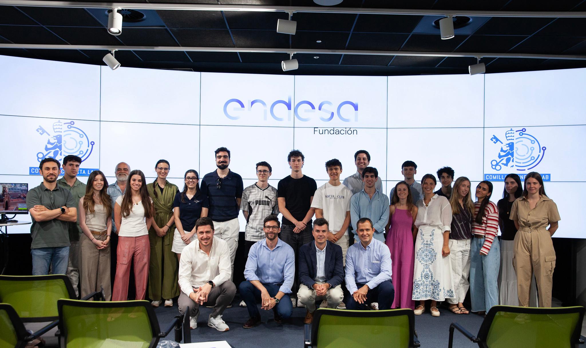 Grupo de personas posando en un evento en un entorno moderno y luminoso.