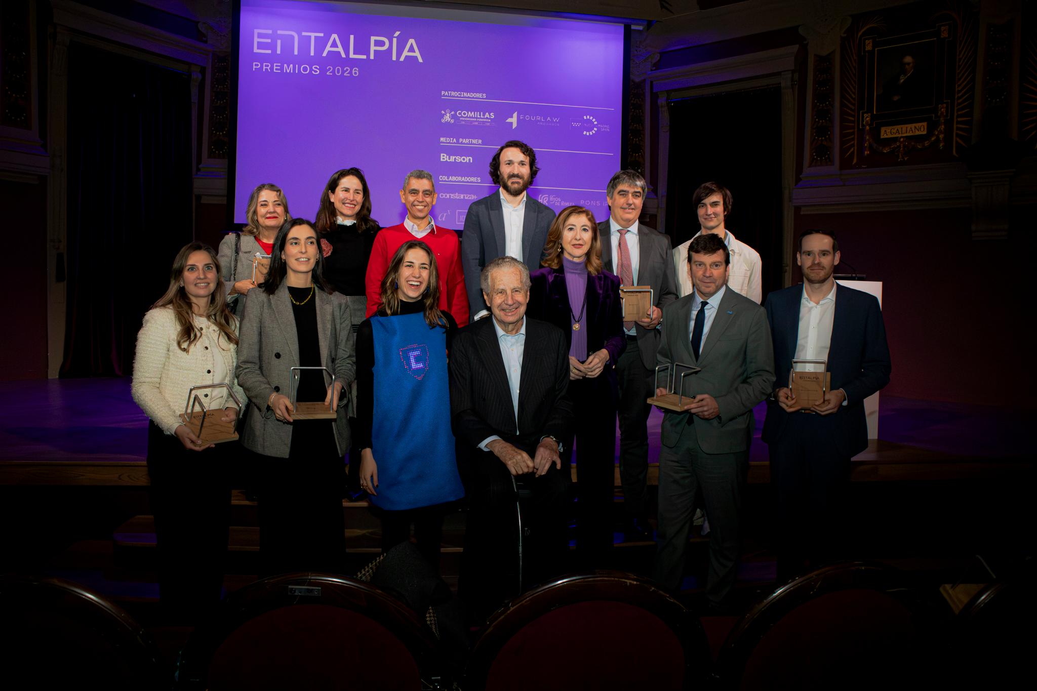 Un grupo de personas posan juntas después de una ceremonia de premios.