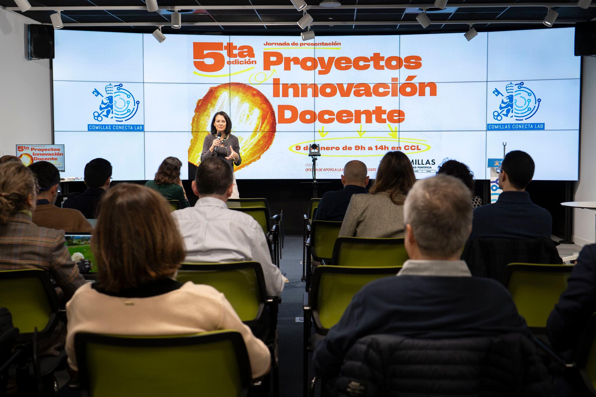 Una mujer está presentando en un evento titulado '5ta edición Proyectos Innovación Docente' ante una audiencia sentada.