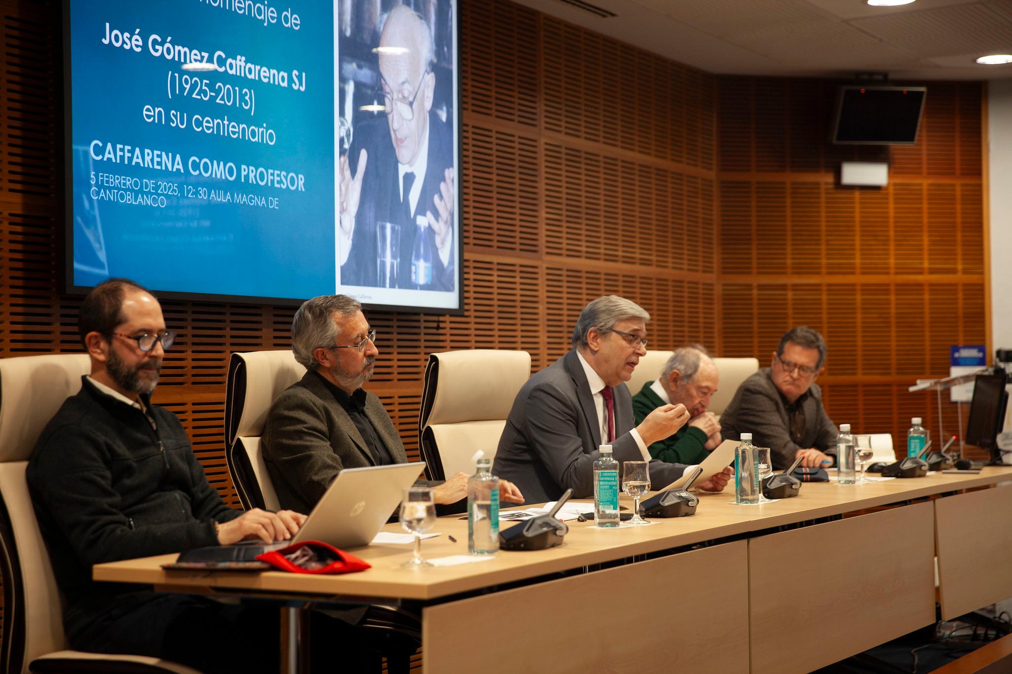 Un evento con varios ponentes discutiendo sobre la memoria de José Gómez-Caffarena en su centenario.