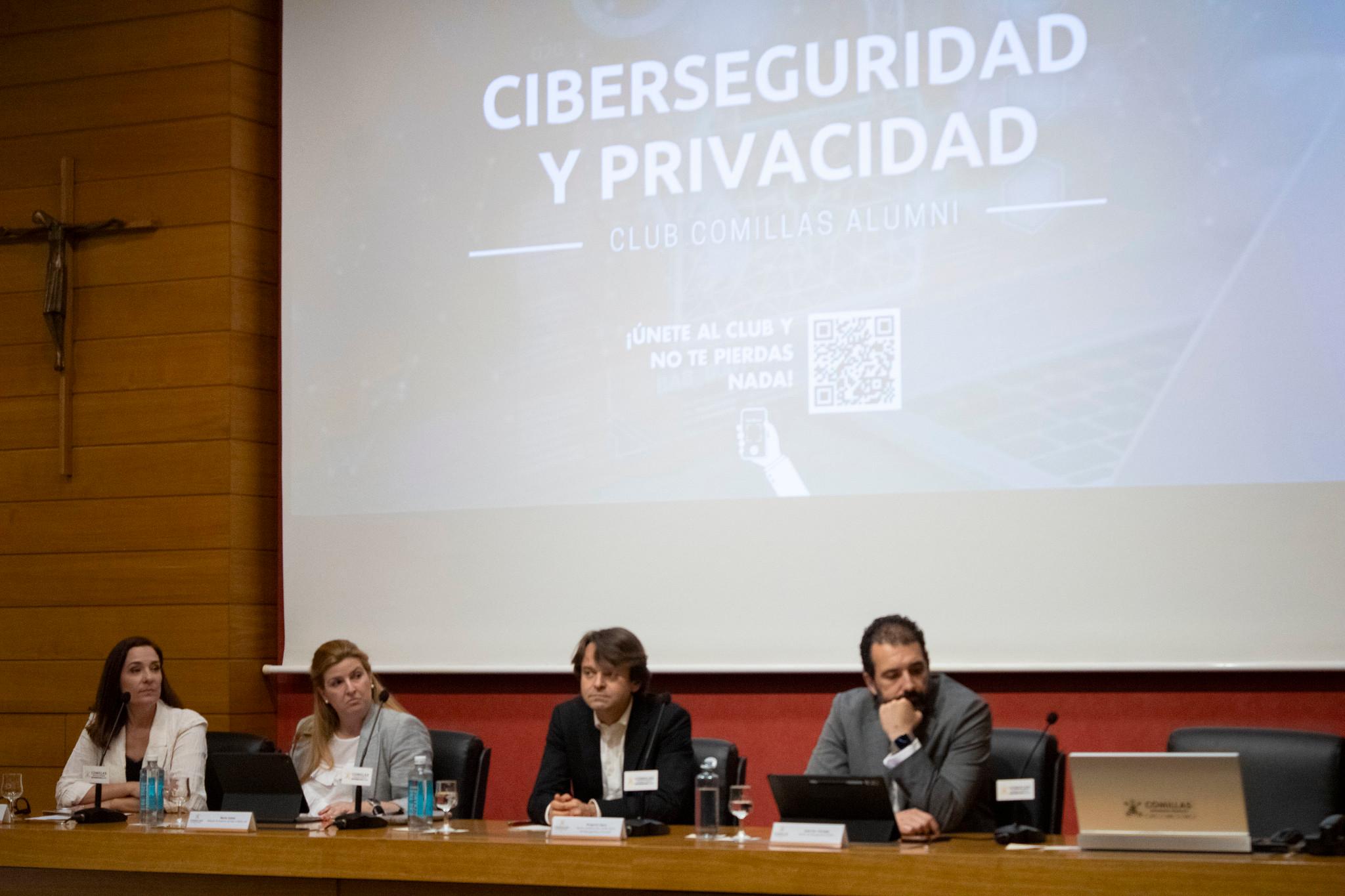 Mesa redonda sobre ciberseguridad y privacidad con varios ponentes.
