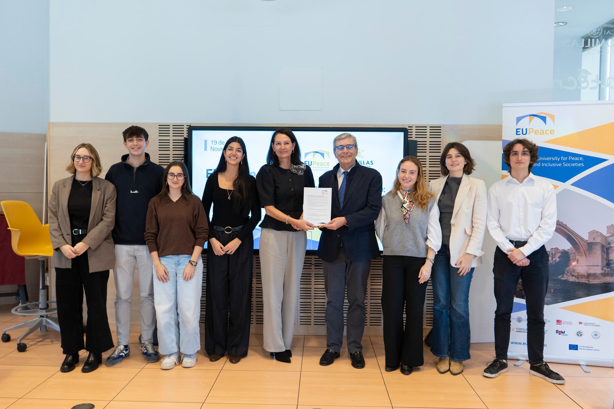 Un grupo de personas posando para una foto oficial con un documento en mano, en un contexto de presentación o firma de convenio.