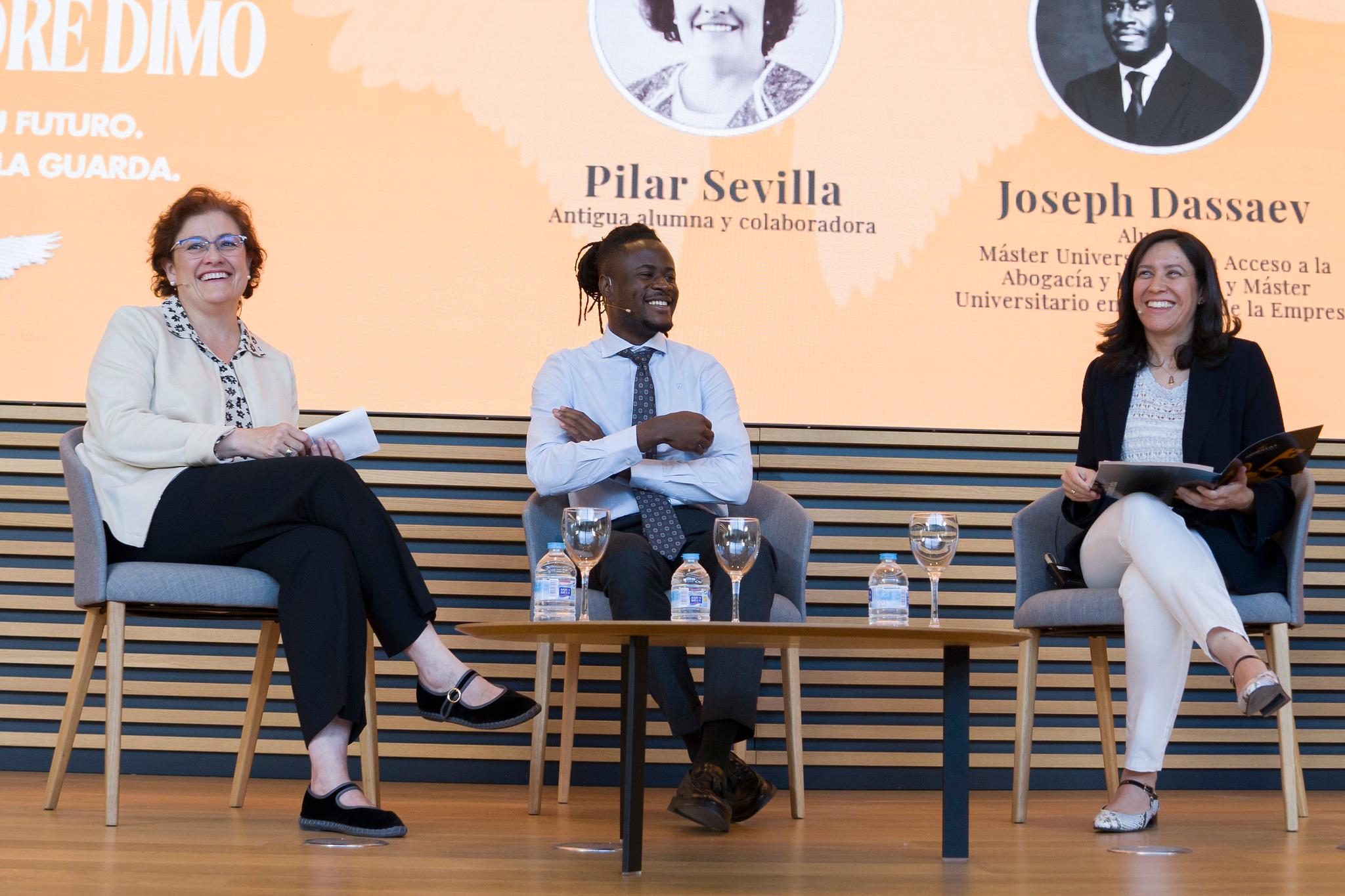 Tres personas participan en un evento sobre educación y colaboración en un ambiente académico.