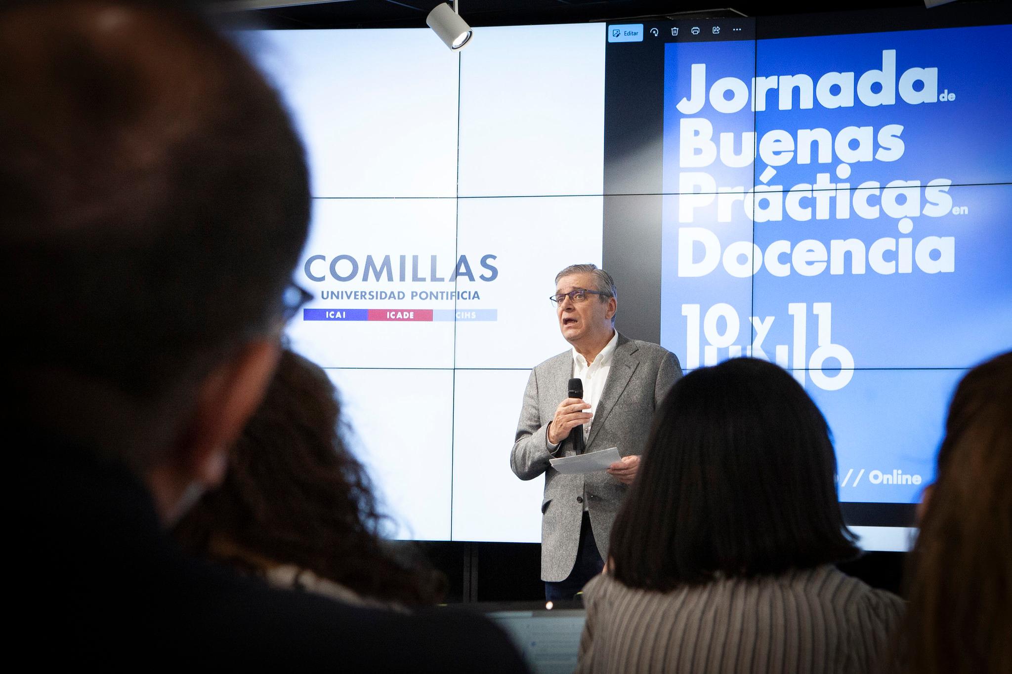 Un hombre habla en un evento sobre buenas prácticas en docencia frente a una pantalla con información del programa.