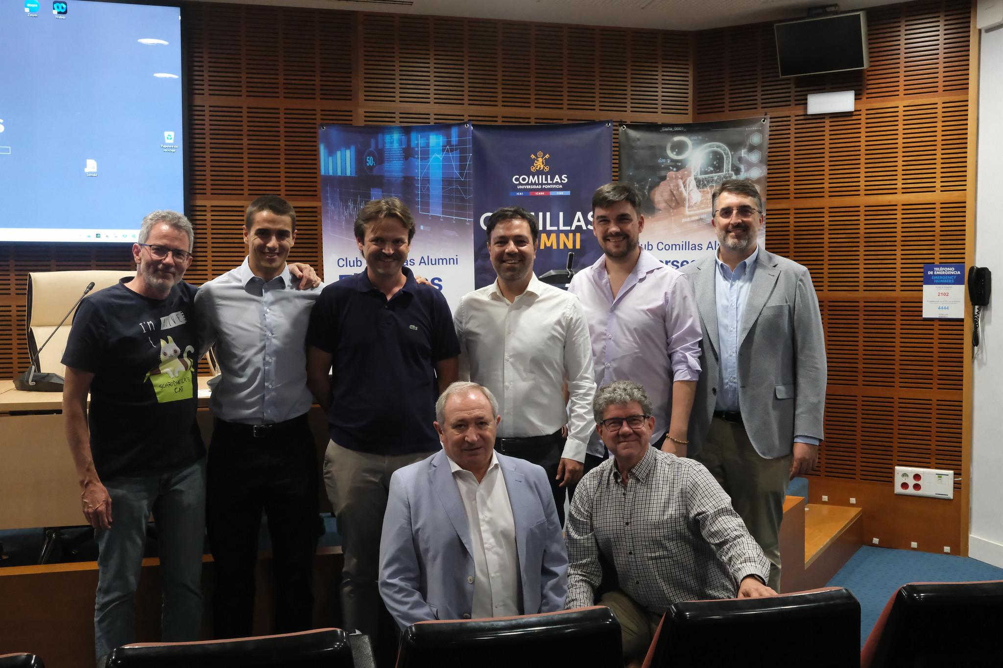 Un grupo de personas posando en un evento en un auditorio.