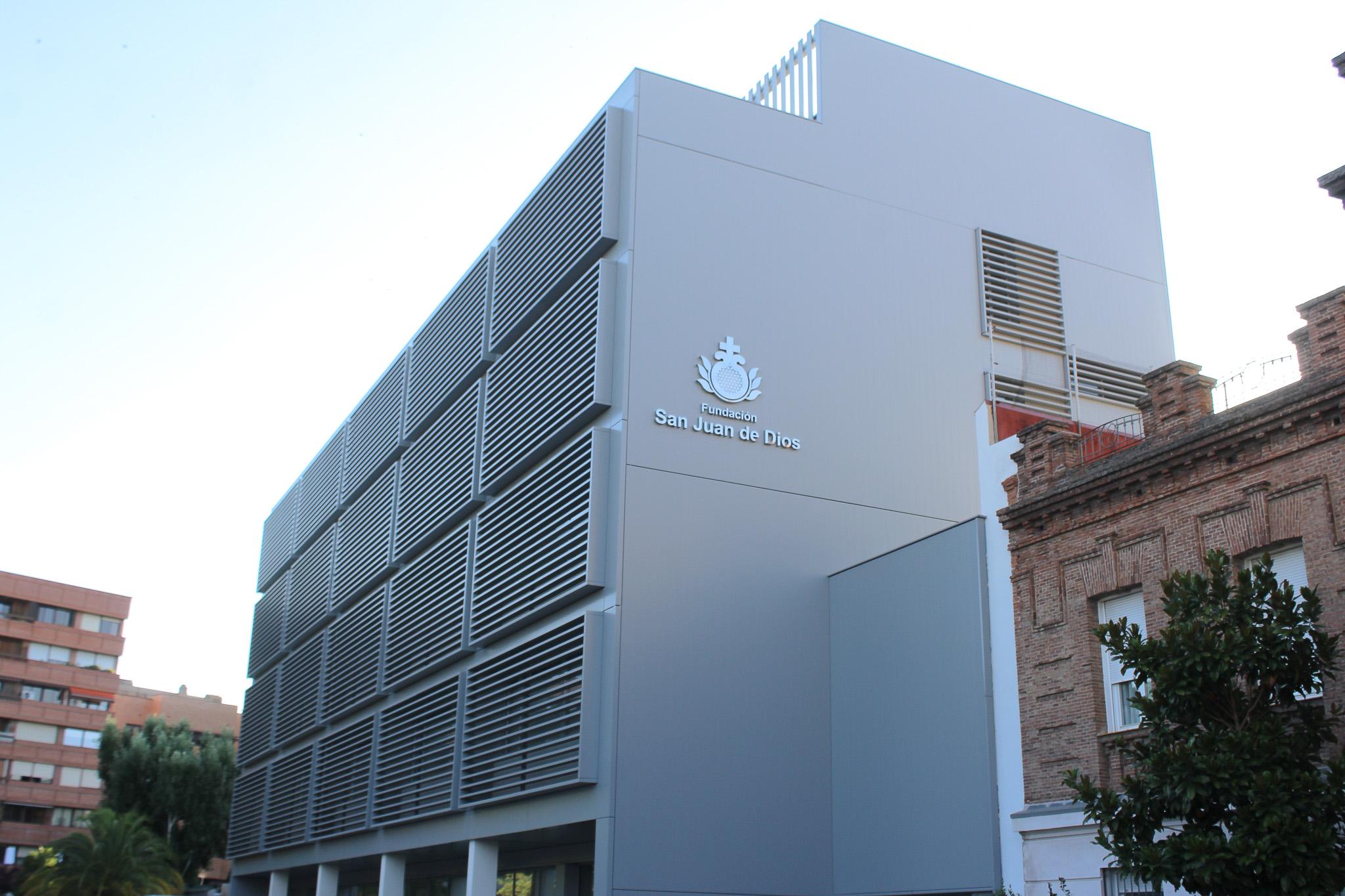 Edificio moderno con una fachada gris y diseño contemporáneo.