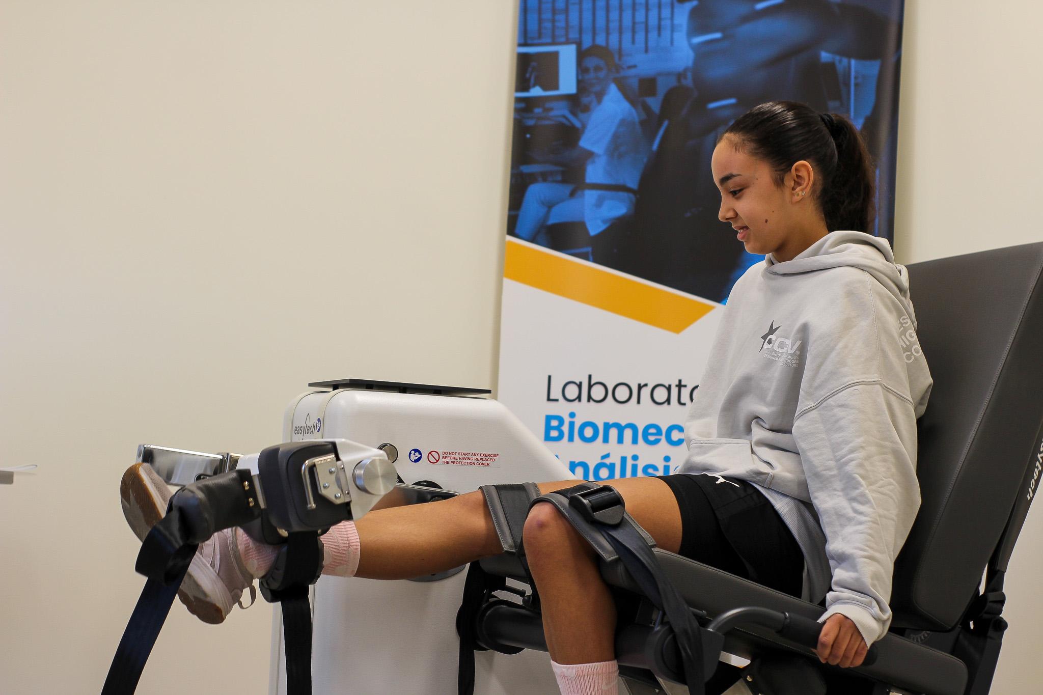 Una joven está realizando un ejercicio de fisioterapia en un laboratorio especializado.