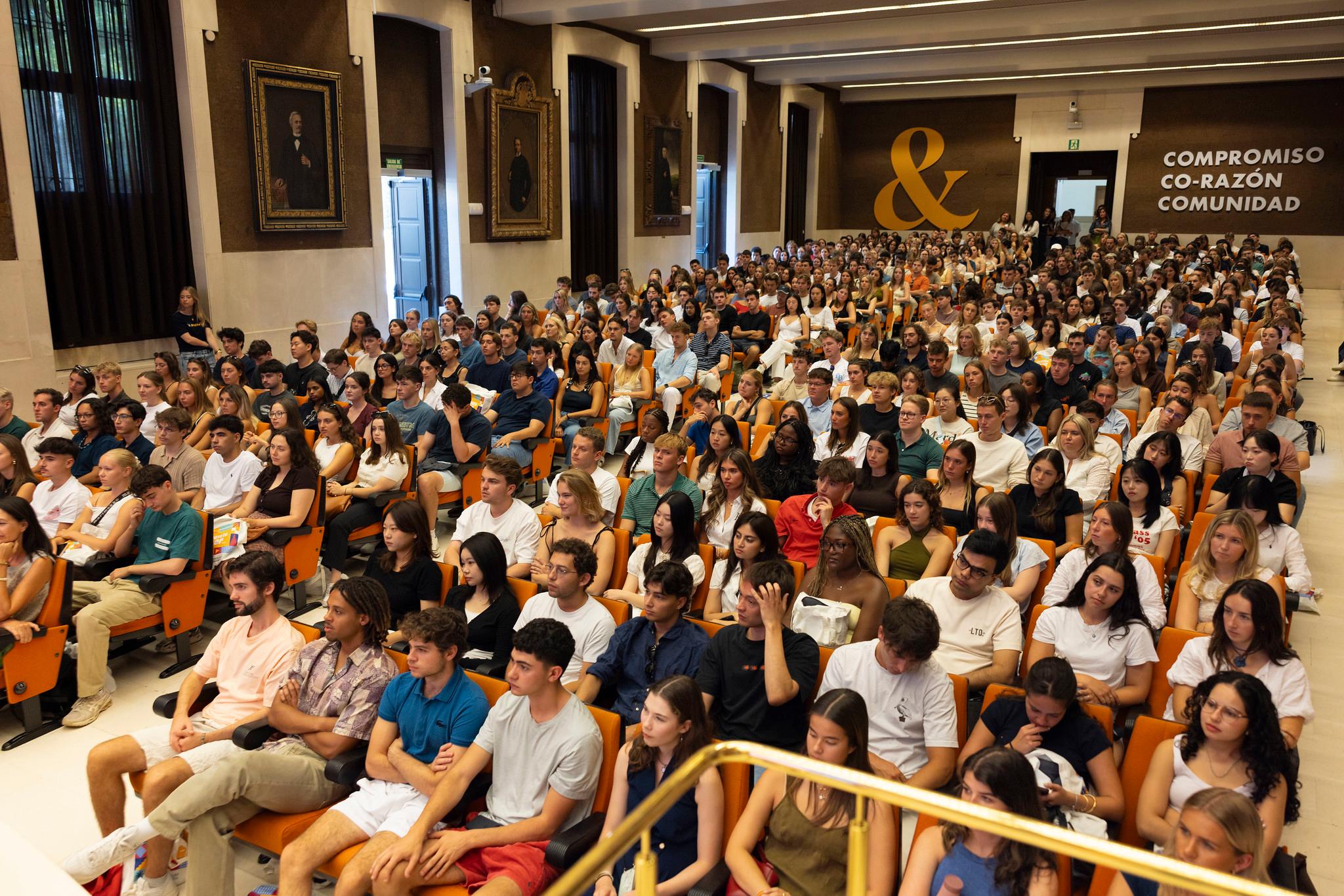 Una multitud de personas sentadas en un salón durante un evento.