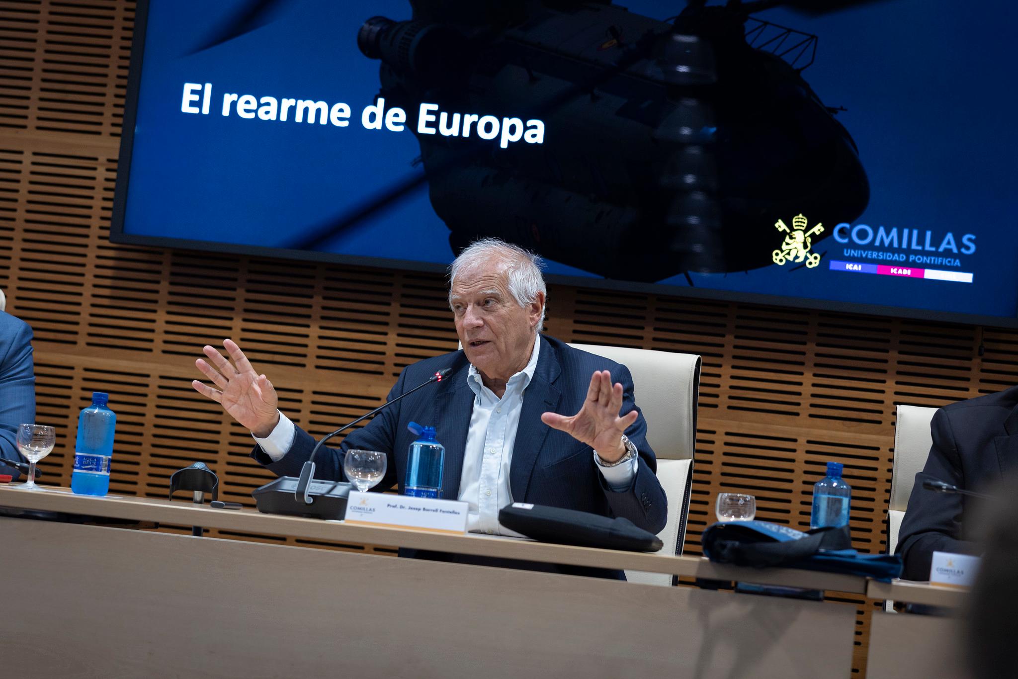 Un hombre de cabello canoso habla durante una conferencia sobre el rearme de Europa.