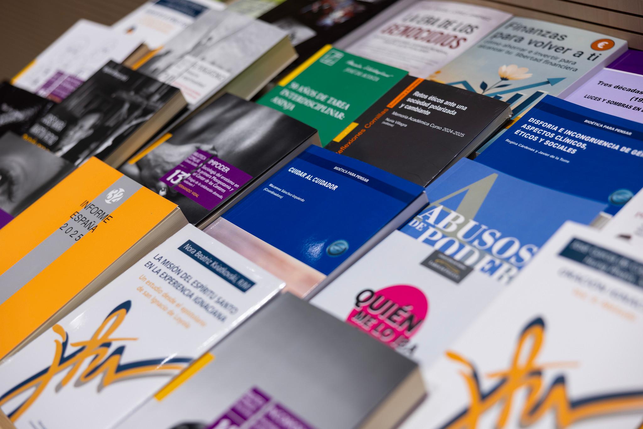Una colección de libros organizados sobre una superficie plana.