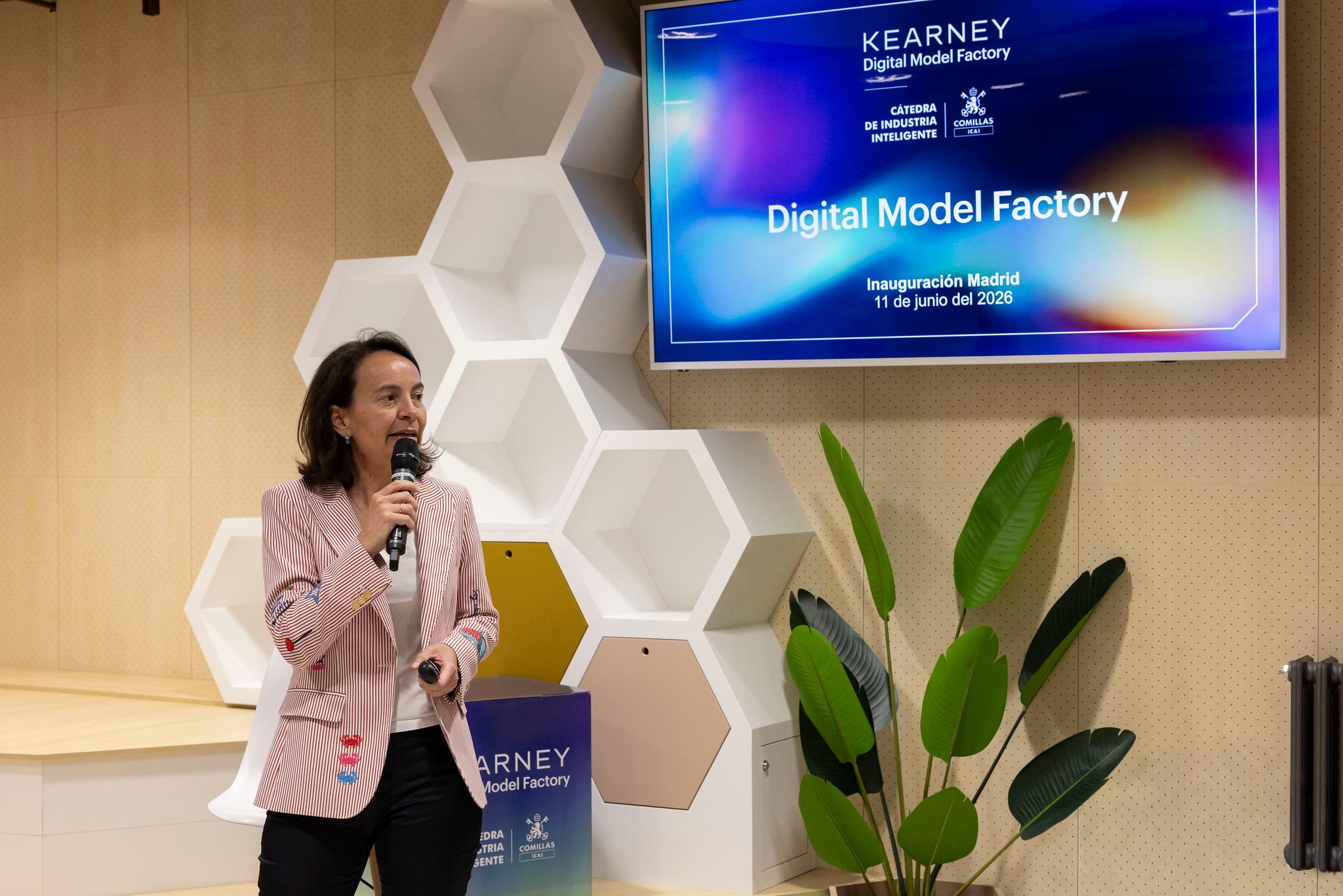 Una mujer presenta un evento titulado 'Digital Model Factory' en un ambiente moderno en Madrid.