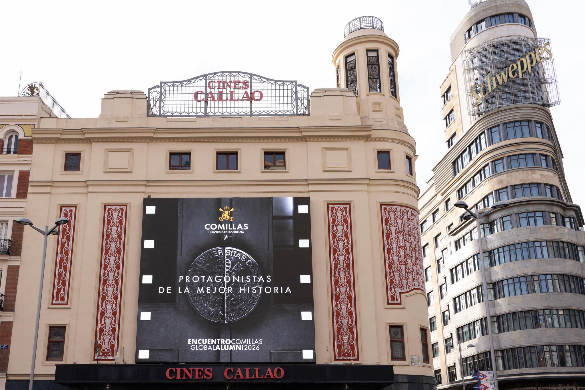 La imagen muestra el edificio de los Cines Callao en Madrid con una gran pantalla publicitaria en la fachada.